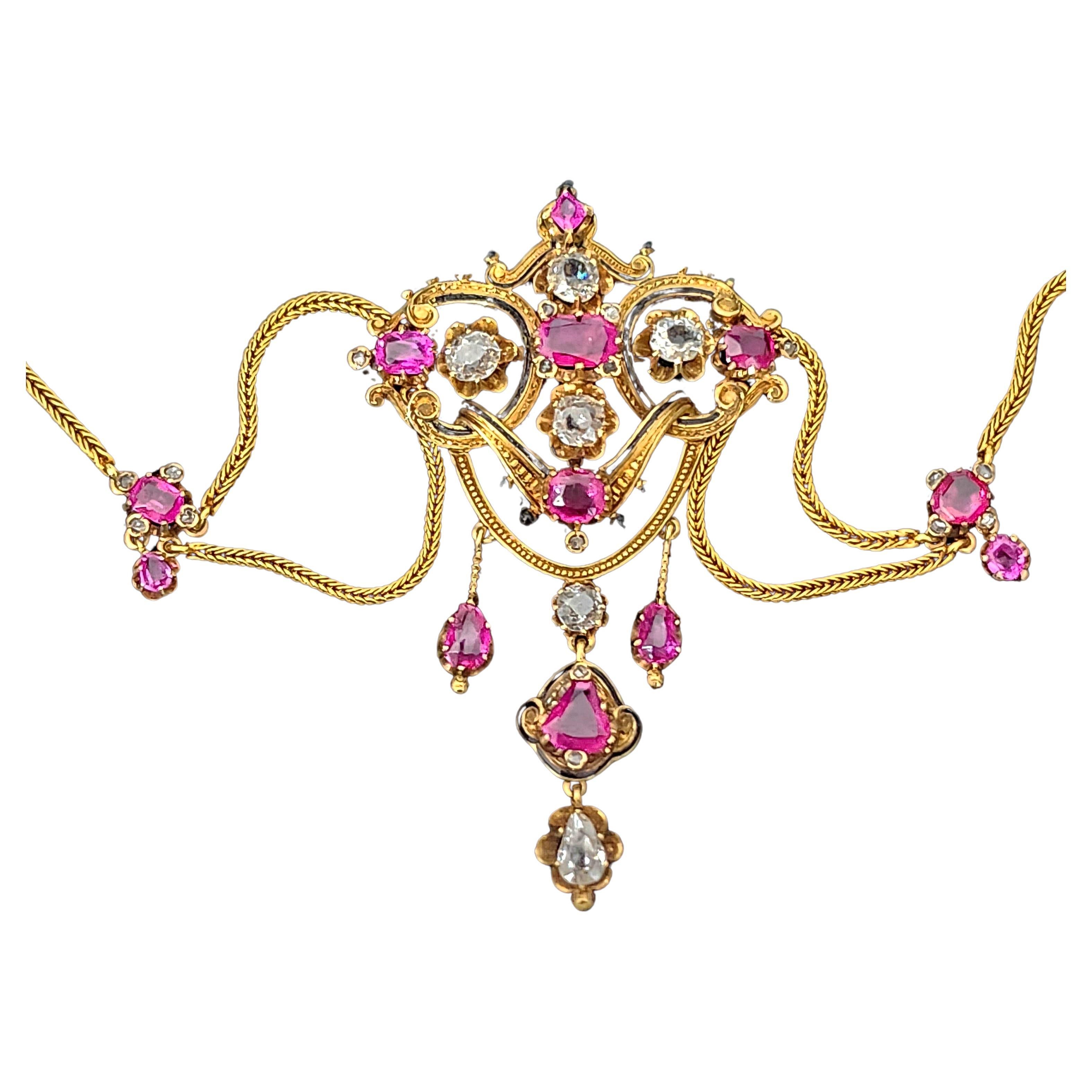 Antike 19. Jahrhundert Jugendstil Halskette in 18k Gold mit einer Schätzung natürlichen Rubinen von 6 Karat und alten Mine geschliffenen Diamanten 3,5 Karat weiße Farbe keine Einschlüsse dekortiert mit schwarzem Emaille in ausgezeichnetem Zustand