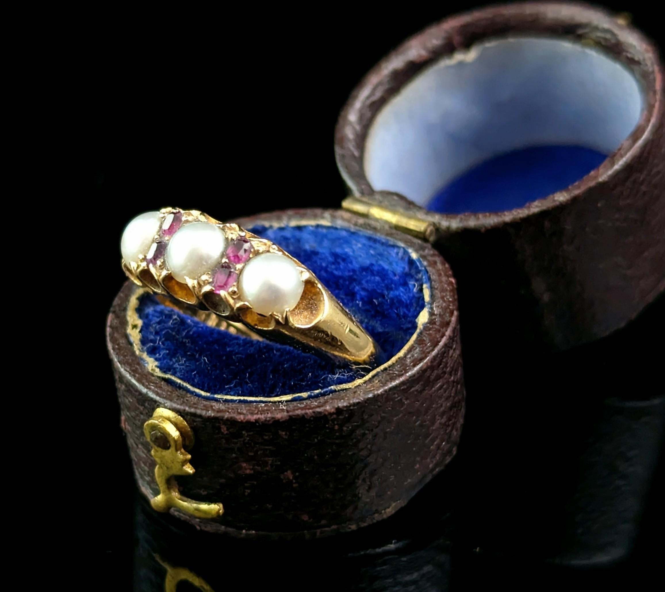 Antiker Rubin- und geteilter Perlenring, 18 Karat Gelbgold  (Cabochon) im Angebot