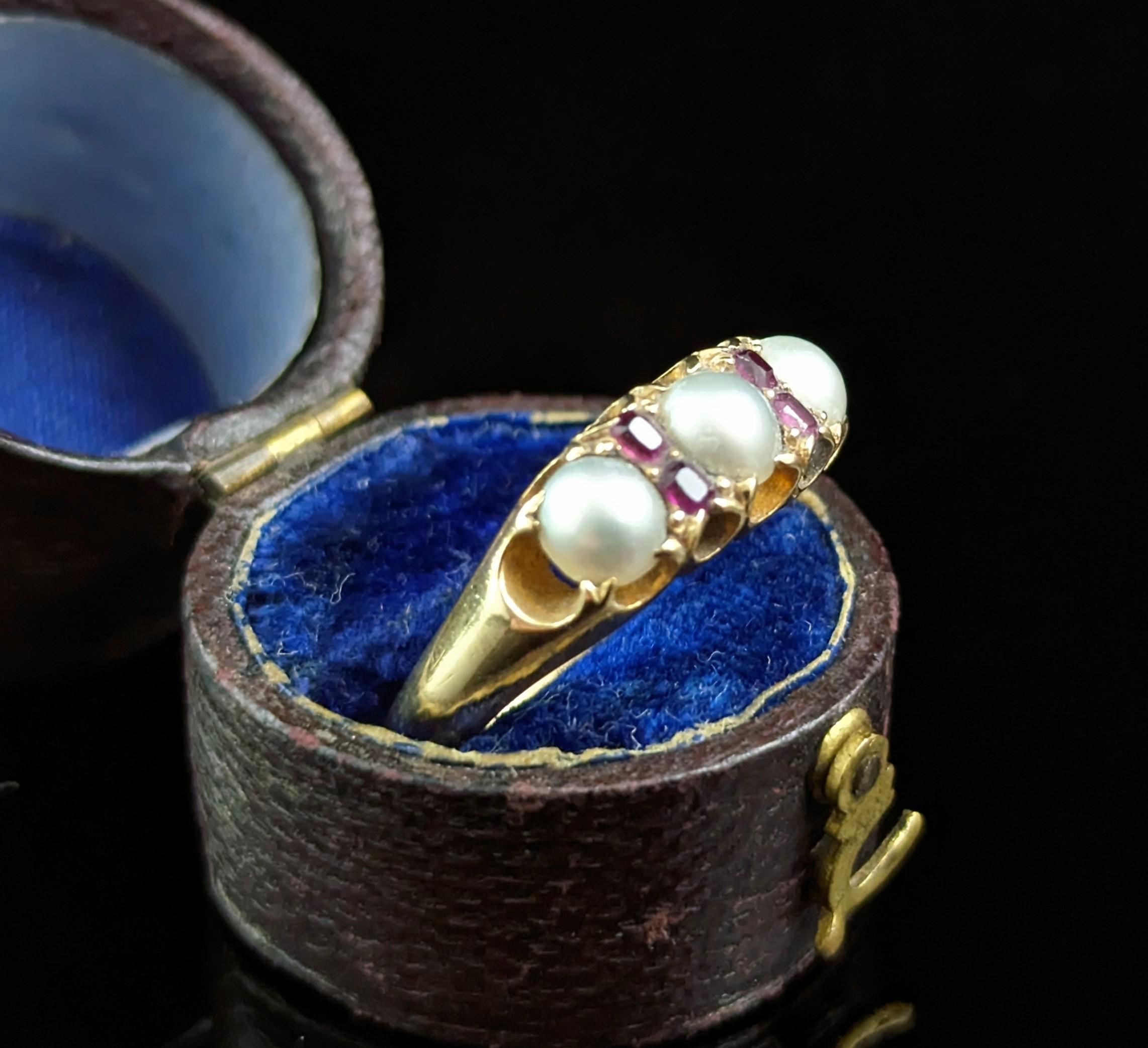 Antique Ruby and Split pearl ring, 18k yellow gold  In Good Condition For Sale In NEWARK, GB