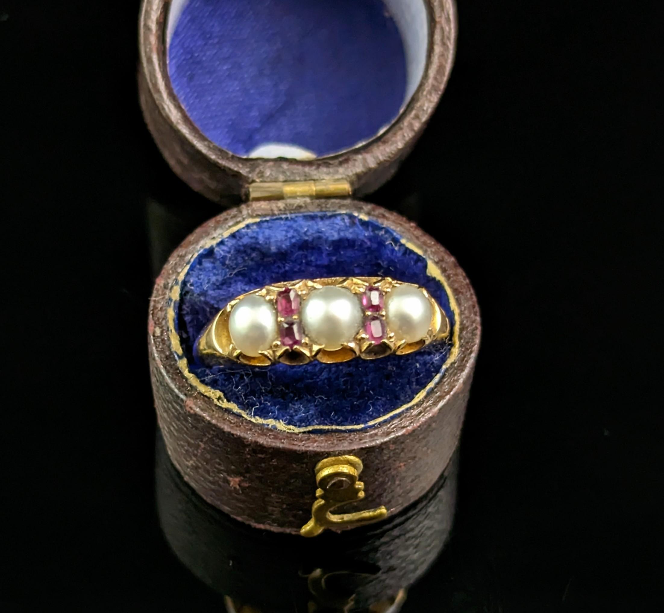 Antiker Rubin- und geteilter Perlenring, 18 Karat Gelbgold  Damen im Angebot