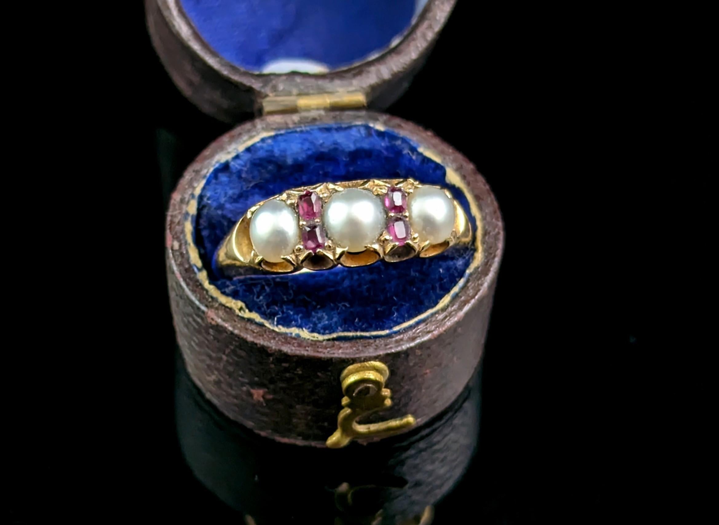 Antiker Rubin- und geteilter Perlenring, 18 Karat Gelbgold  im Angebot 1