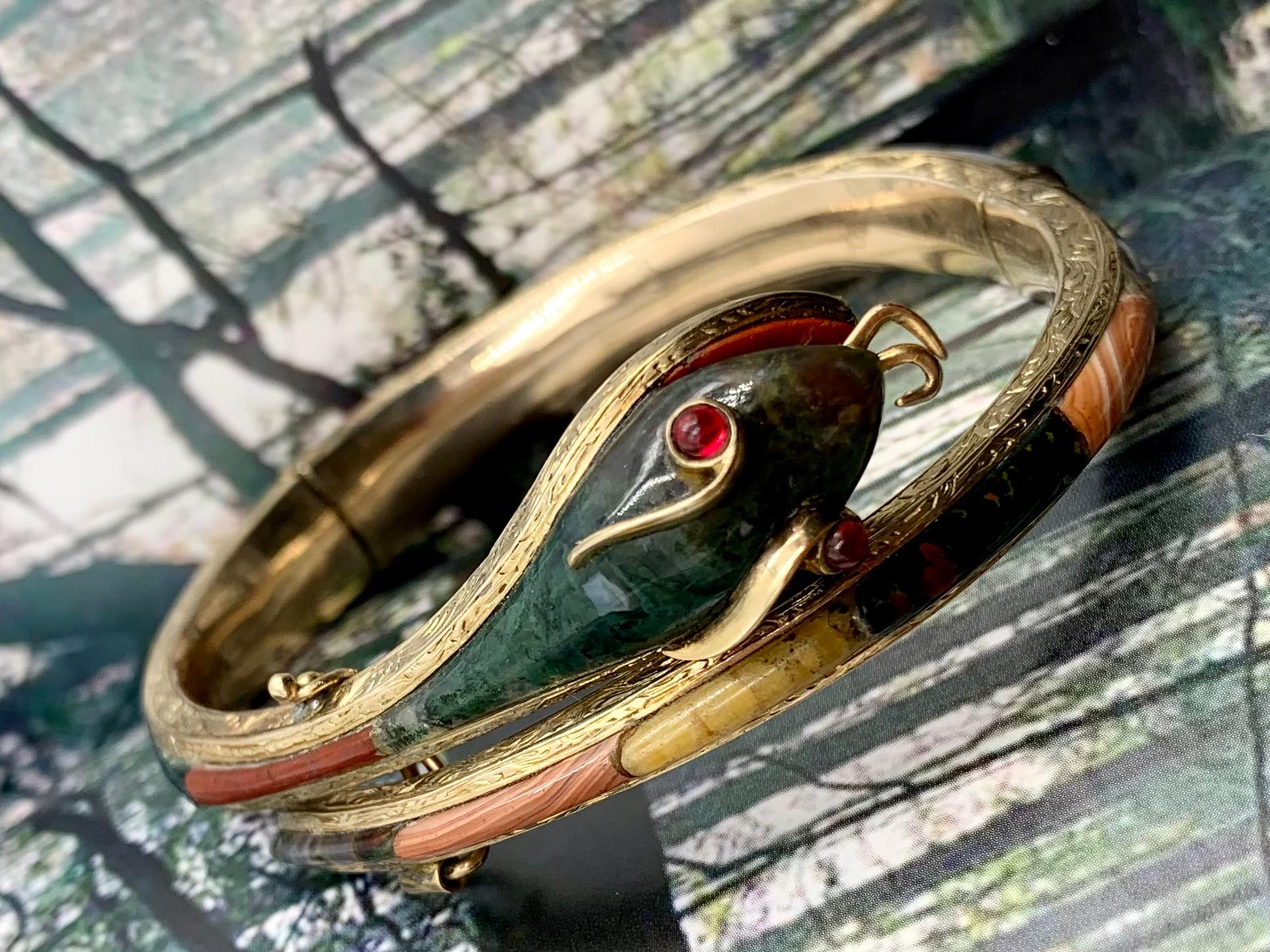 Antique Ruby, Bloodstone, Carnelian, Moss Agate 14K Yellow Gold Snake Bracelet Corte mixto en venta