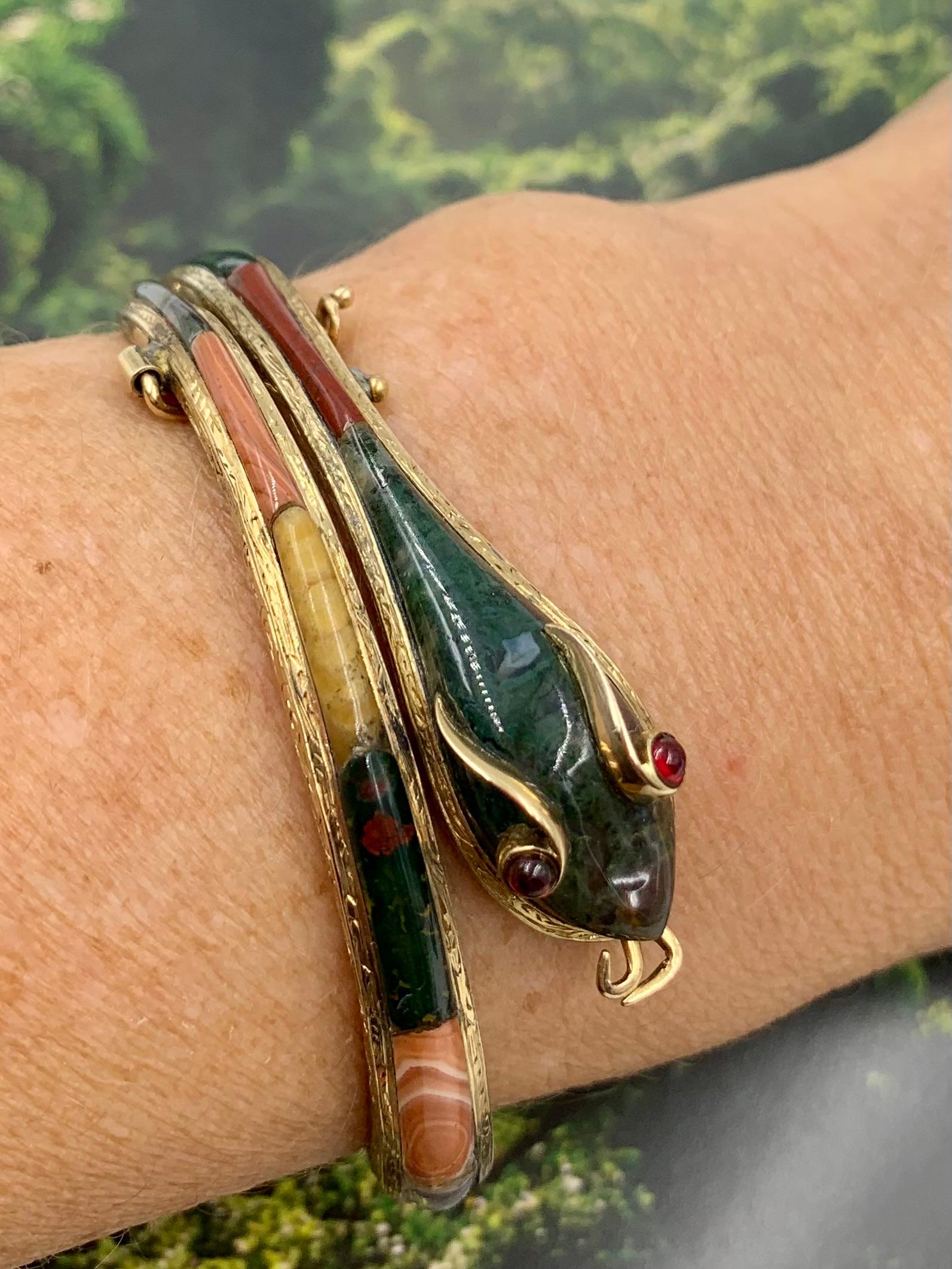 Antique Ruby, Bloodstone, Carnelian, Moss Agate 14K Yellow Gold Snake Bracelet en Bueno estado para la venta en New York, NY