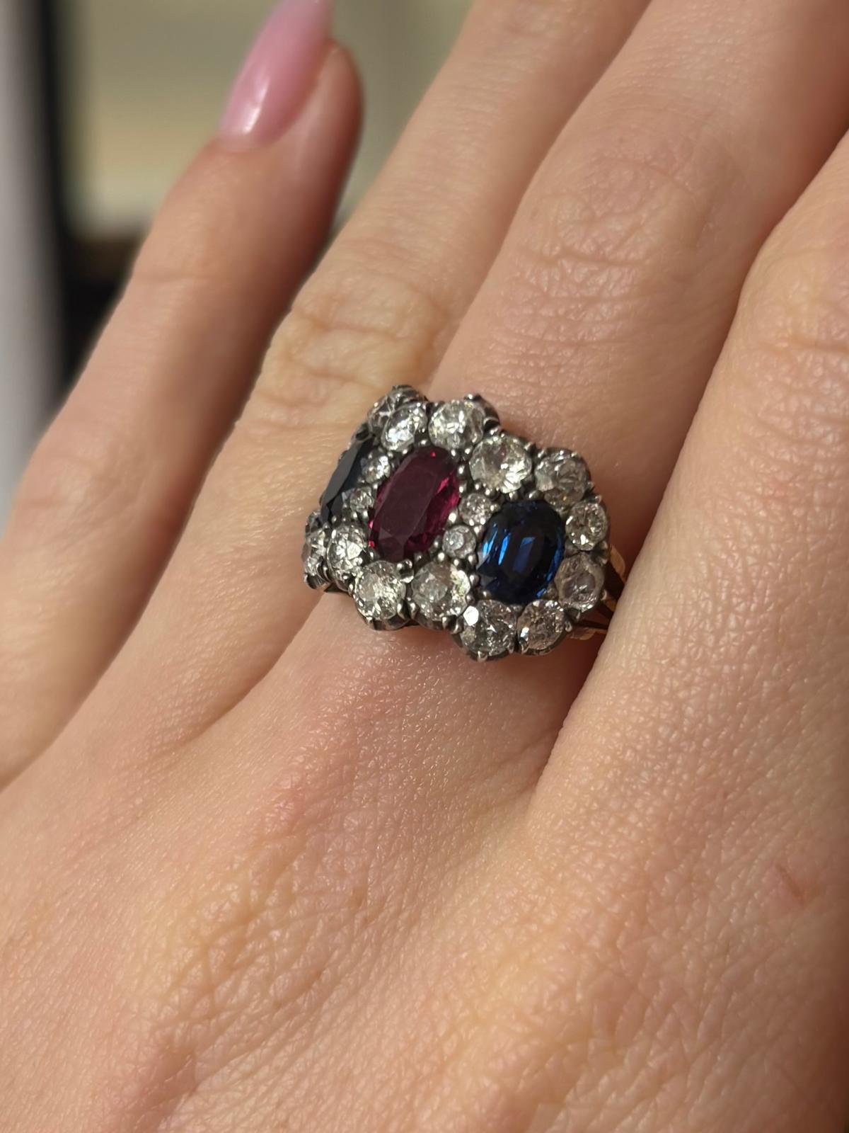 Anillo Antiguo de Rubí, Zafiro Azul y Triple Racimo de Diamantes talla antigua en venta 5