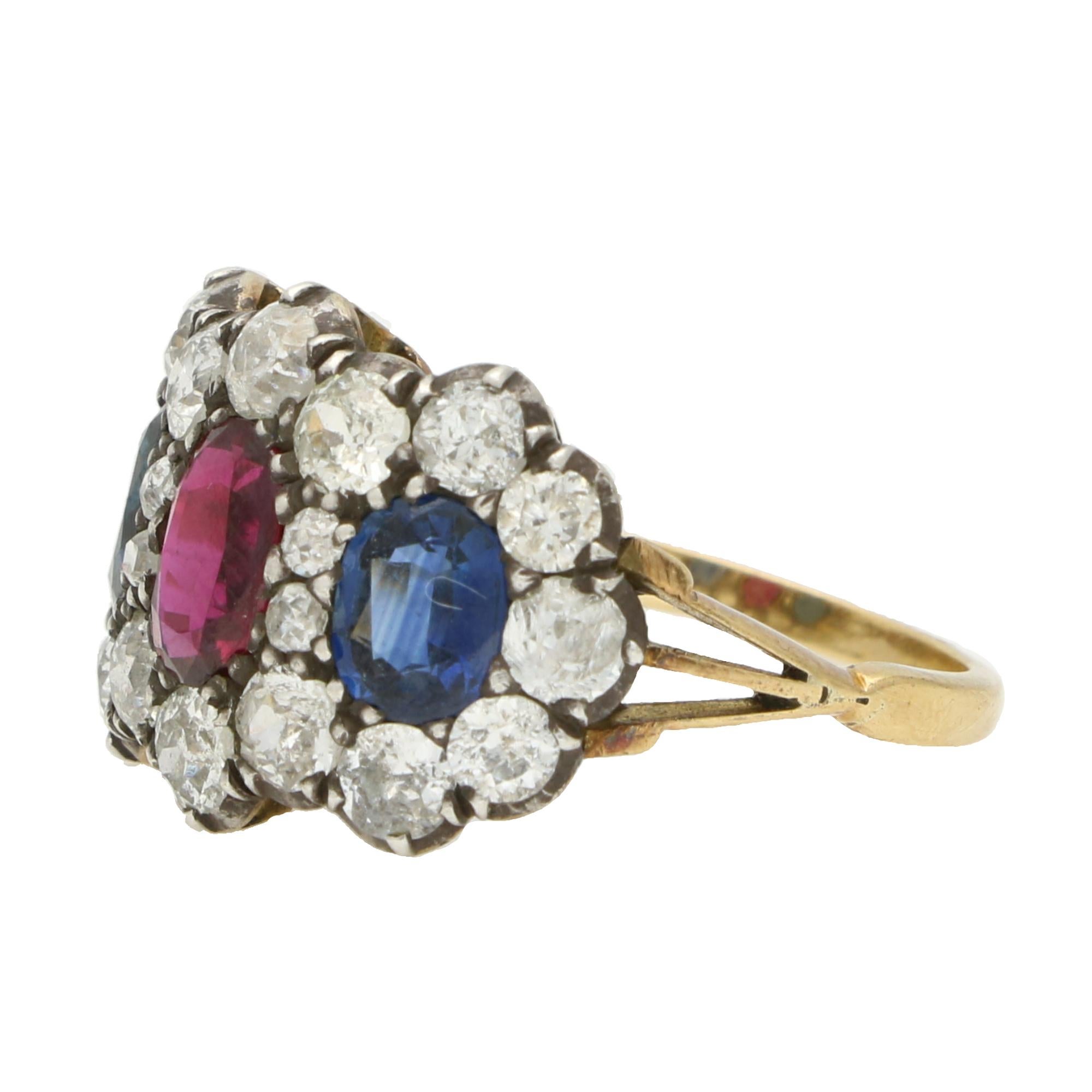 Anillo Antiguo de Rubí, Zafiro Azul y Triple Racimo de Diamantes talla antigua Victoriano en venta