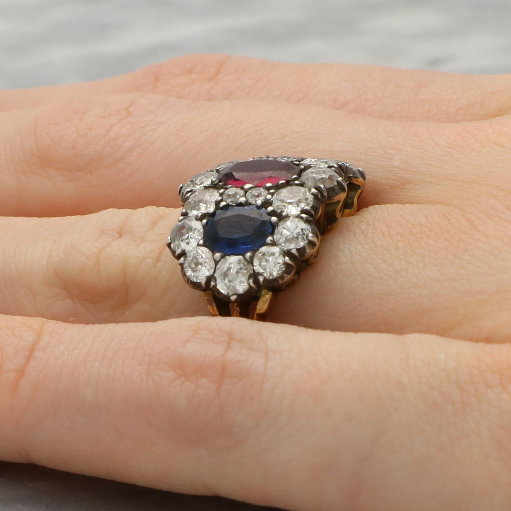 Anillo Antiguo de Rubí, Zafiro Azul y Triple Racimo de Diamantes talla antigua Talla antigua en venta