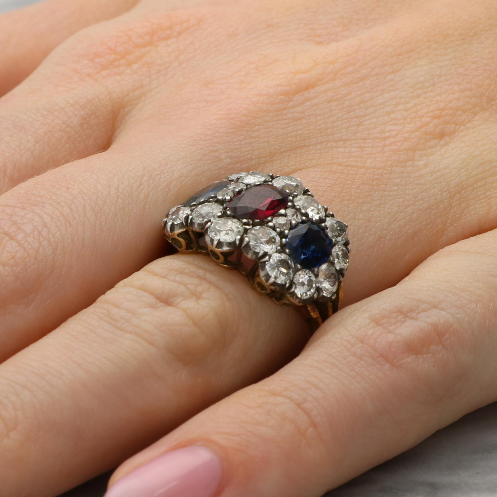 Anillo Antiguo de Rubí, Zafiro Azul y Triple Racimo de Diamantes talla antigua en Excelente estado para la venta en London, GB