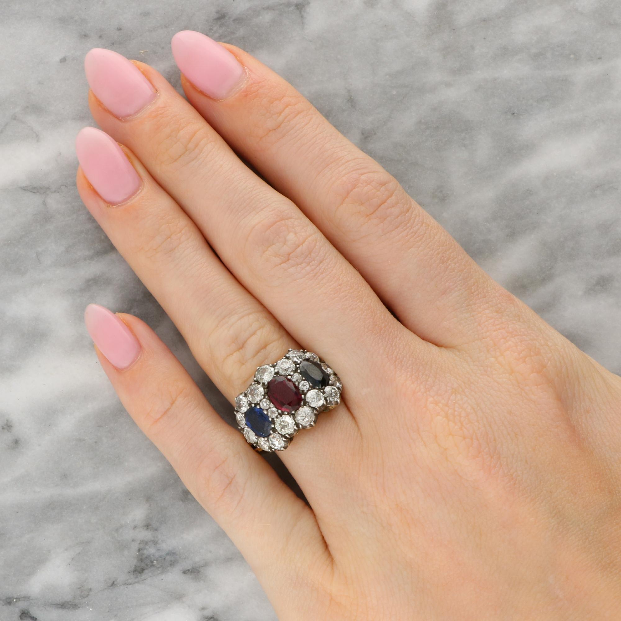 Femenino o masculino Anillo Antiguo de Rubí, Zafiro Azul y Triple Racimo de Diamantes talla antigua en venta
