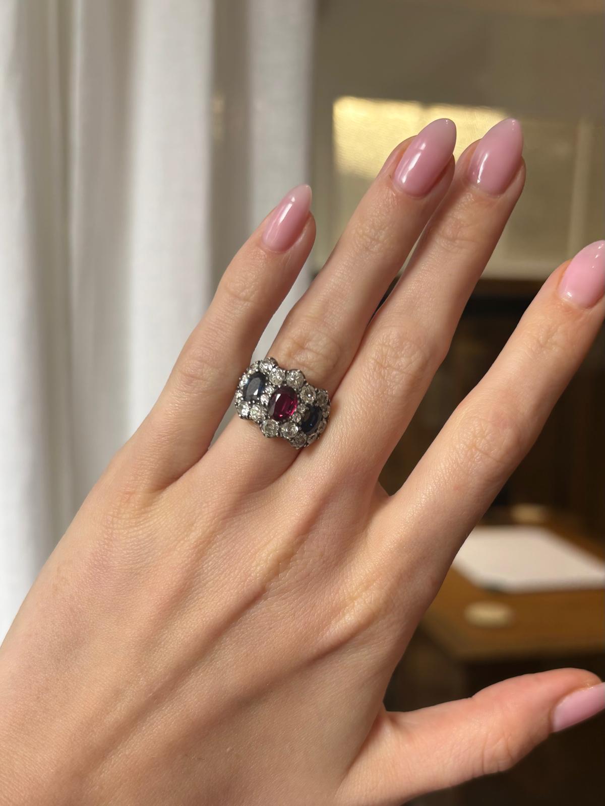 Anillo Antiguo de Rubí, Zafiro Azul y Triple Racimo de Diamantes talla antigua en venta 1