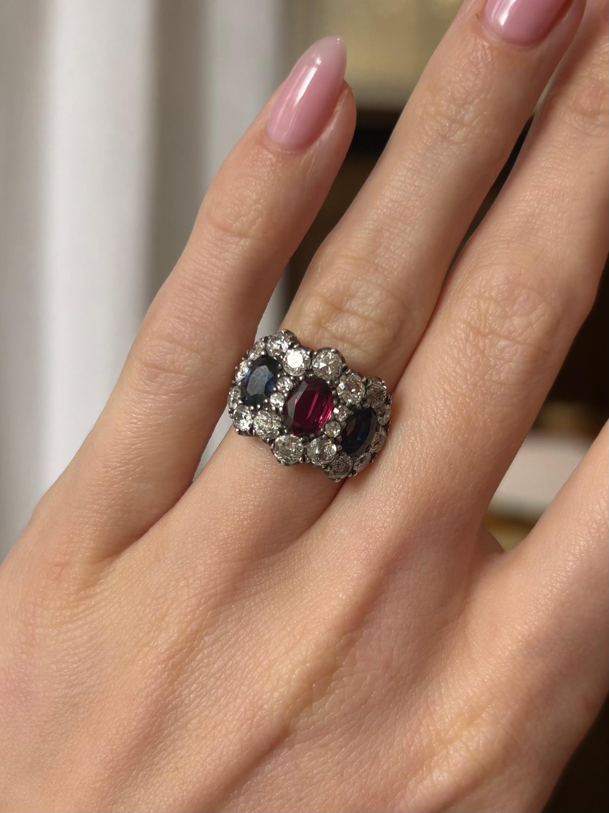 Anillo Antiguo de Rubí, Zafiro Azul y Triple Racimo de Diamantes talla antigua en venta 2