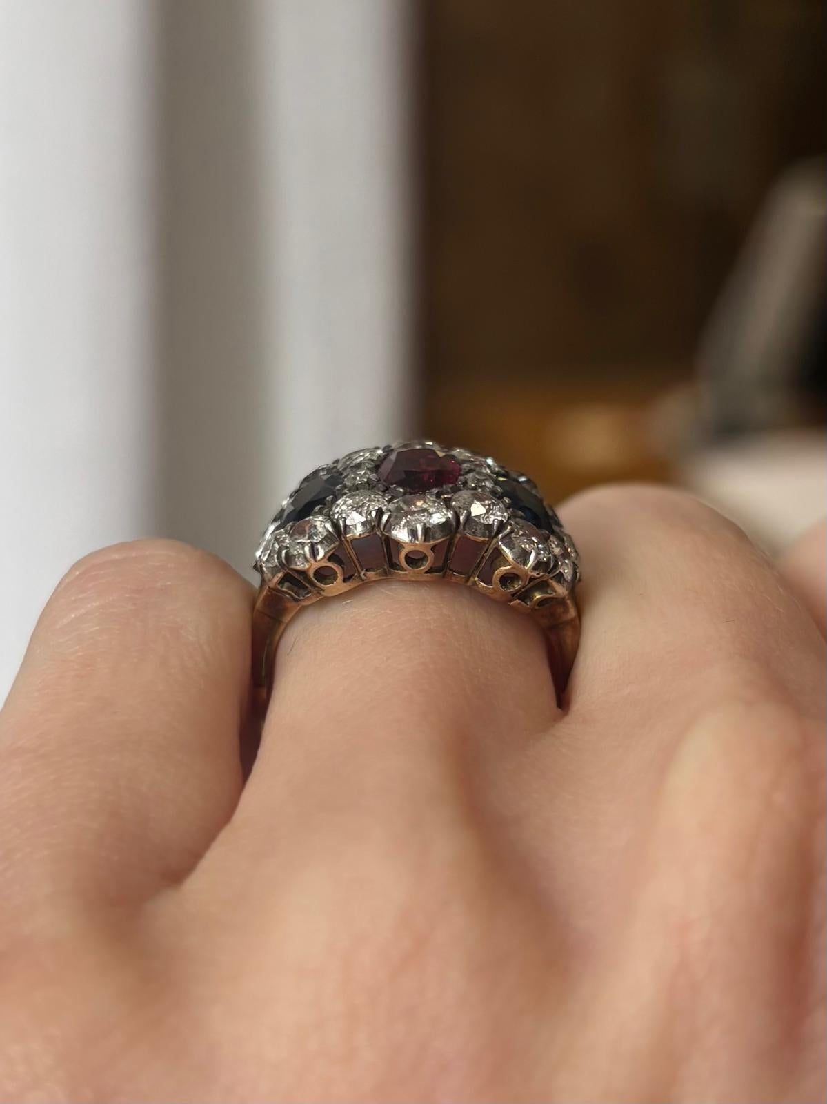 Anillo Antiguo de Rubí, Zafiro Azul y Triple Racimo de Diamantes talla antigua en venta 3
