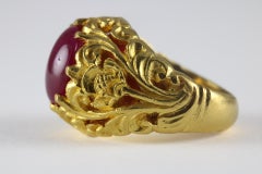Bague ancienne avec un rubis en cabochon et en or jaune 18 carats
