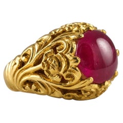 Bague ancienne avec un rubis en cabochon et en or jaune 18 carats