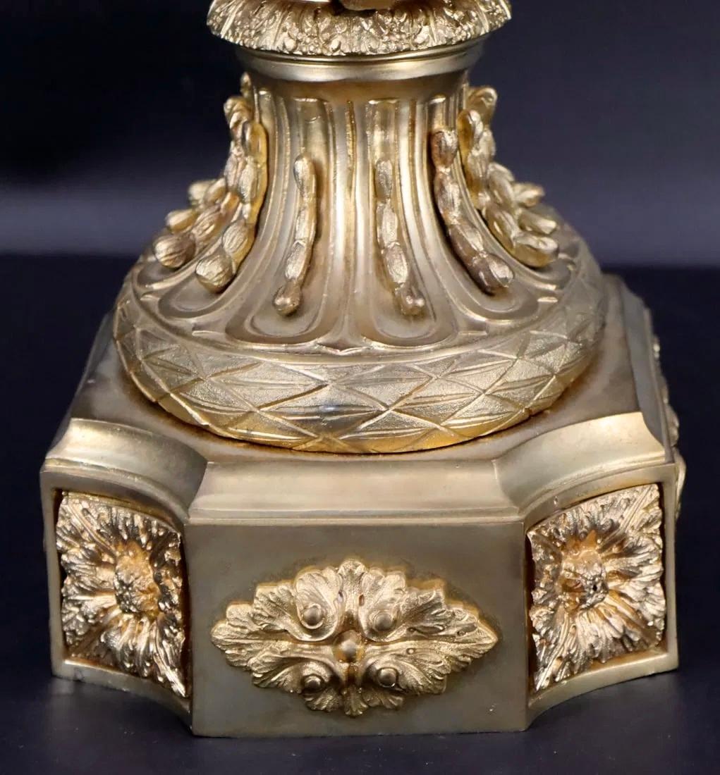  Ruby a clignoté  coupe en verre taillé clair avec montures en bronze doré.