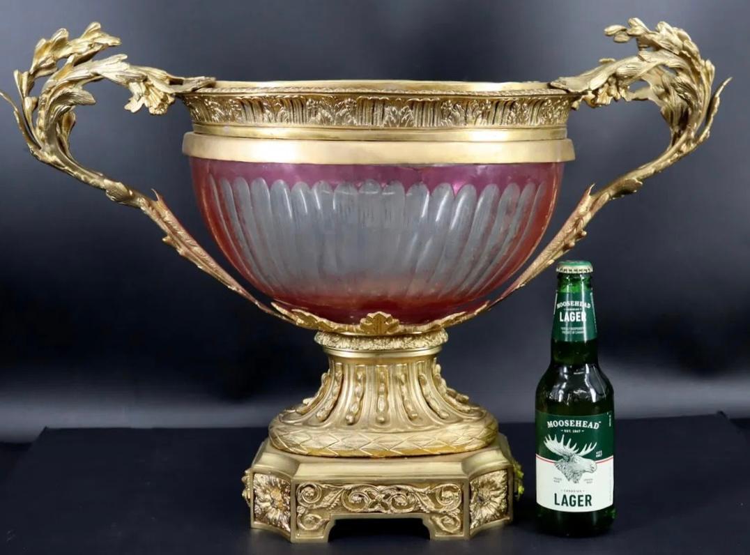 Louis XVI Coupe de centre de table antique en verre rubis taillé et bronze doré en vente