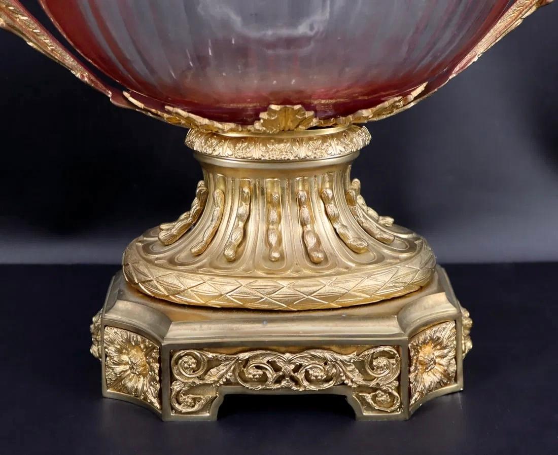 Inconnu Coupe de centre de table antique en verre rubis taillé et bronze doré en vente