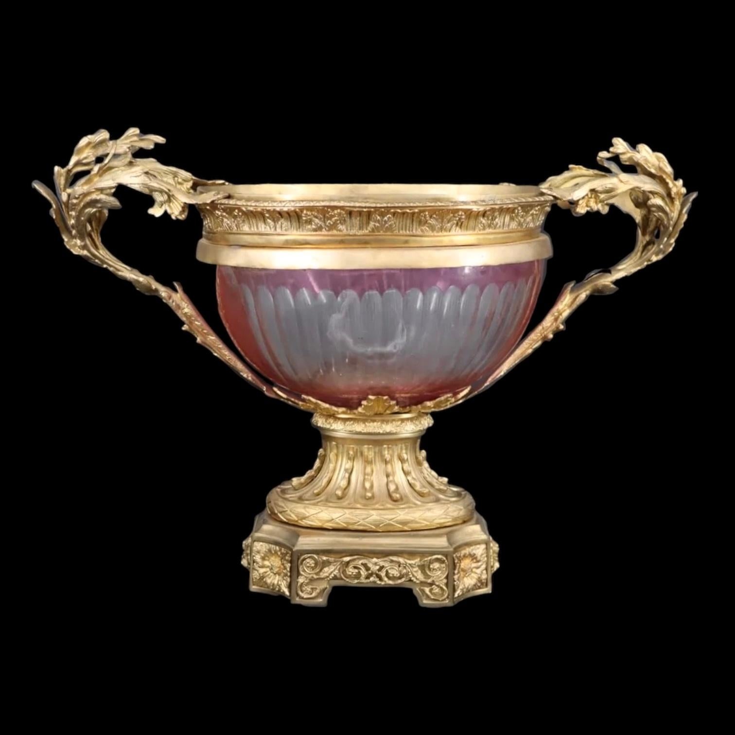 Coupe de centre de table antique en verre rubis taillé et bronze doré Bon état - En vente à New York, NY