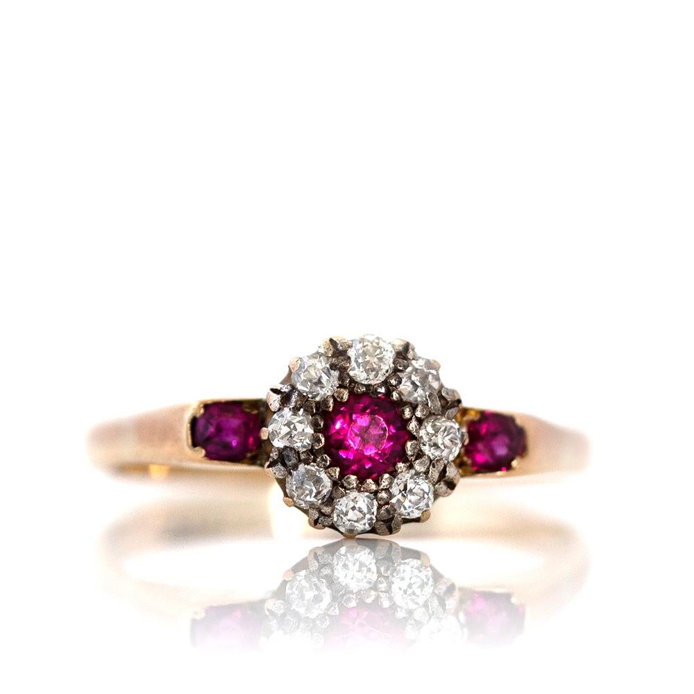 Antiker Rubin-Diamant-Halo-Ring aus 18 Karat Gold (Edwardian) im Angebot