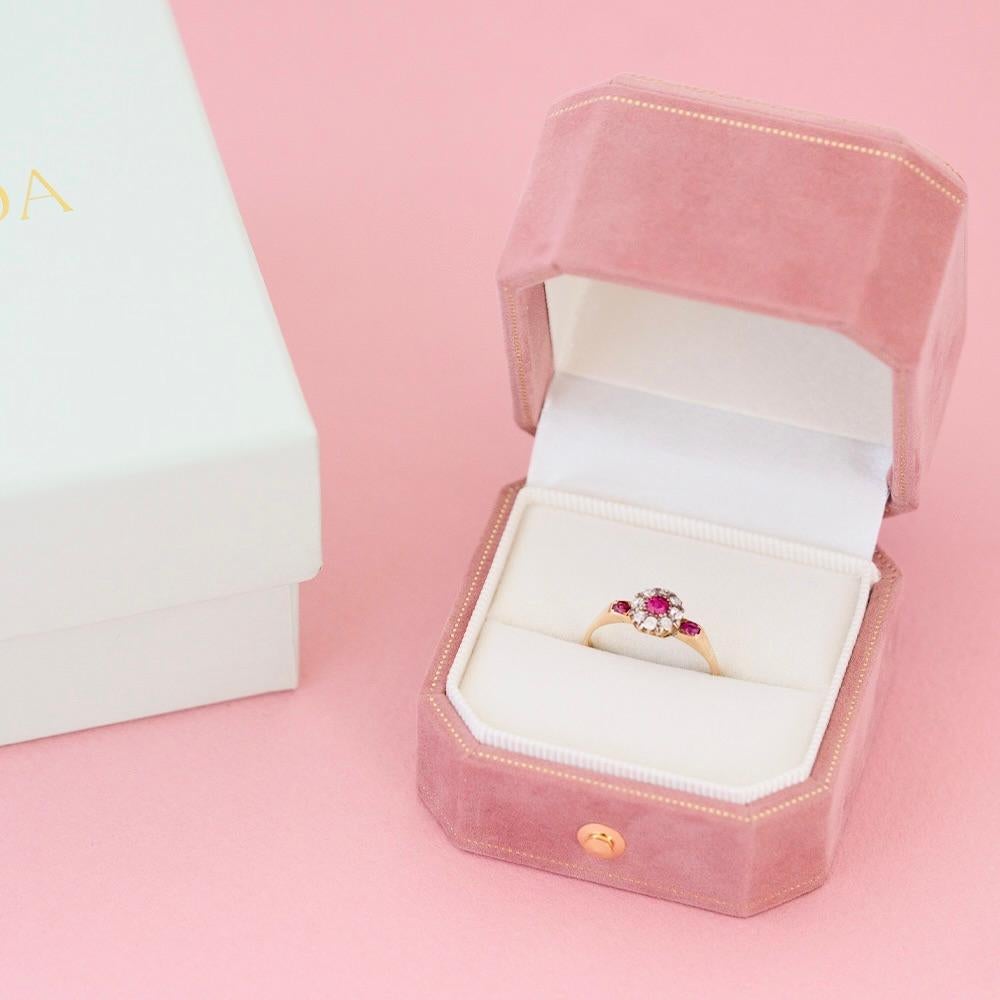 Antiker Rubin-Diamant-Halo-Ring aus 18 Karat Gold (Rundschliff) im Angebot