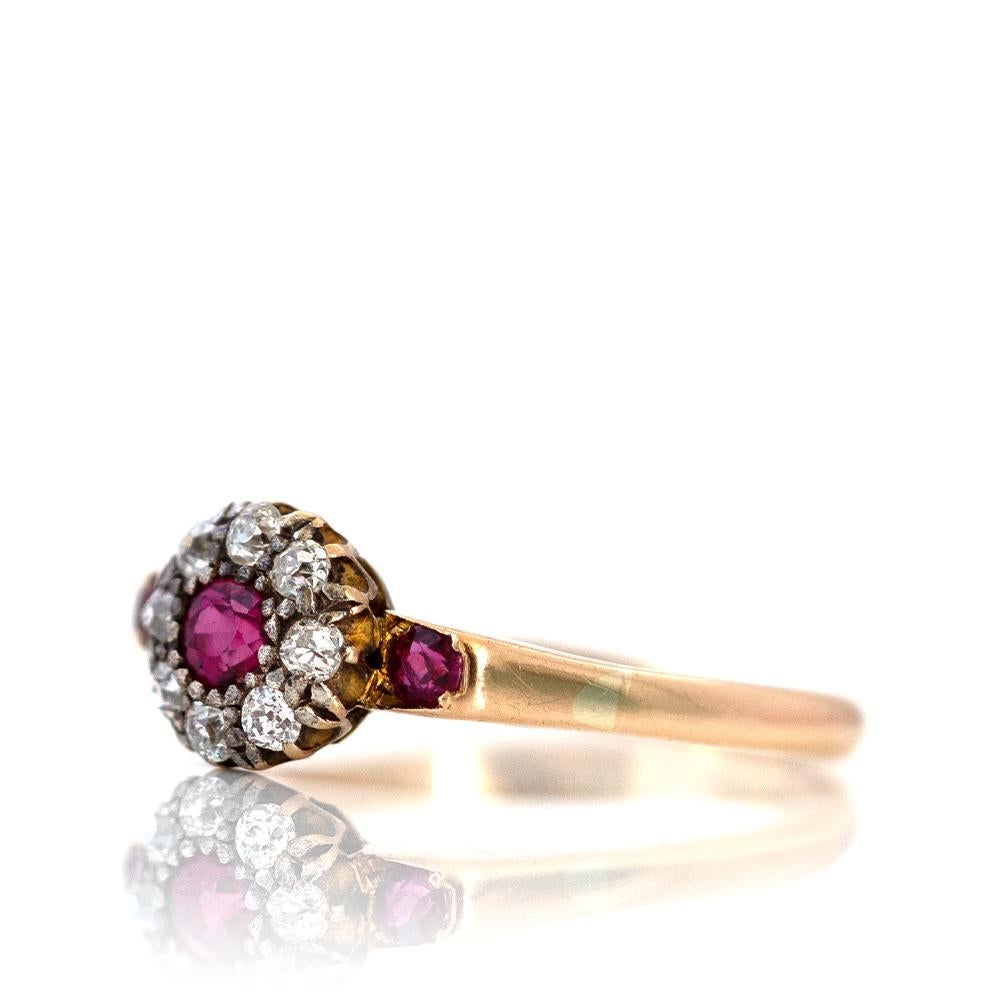 Antiker Rubin-Diamant-Halo-Ring aus 18 Karat Gold im Angebot 2