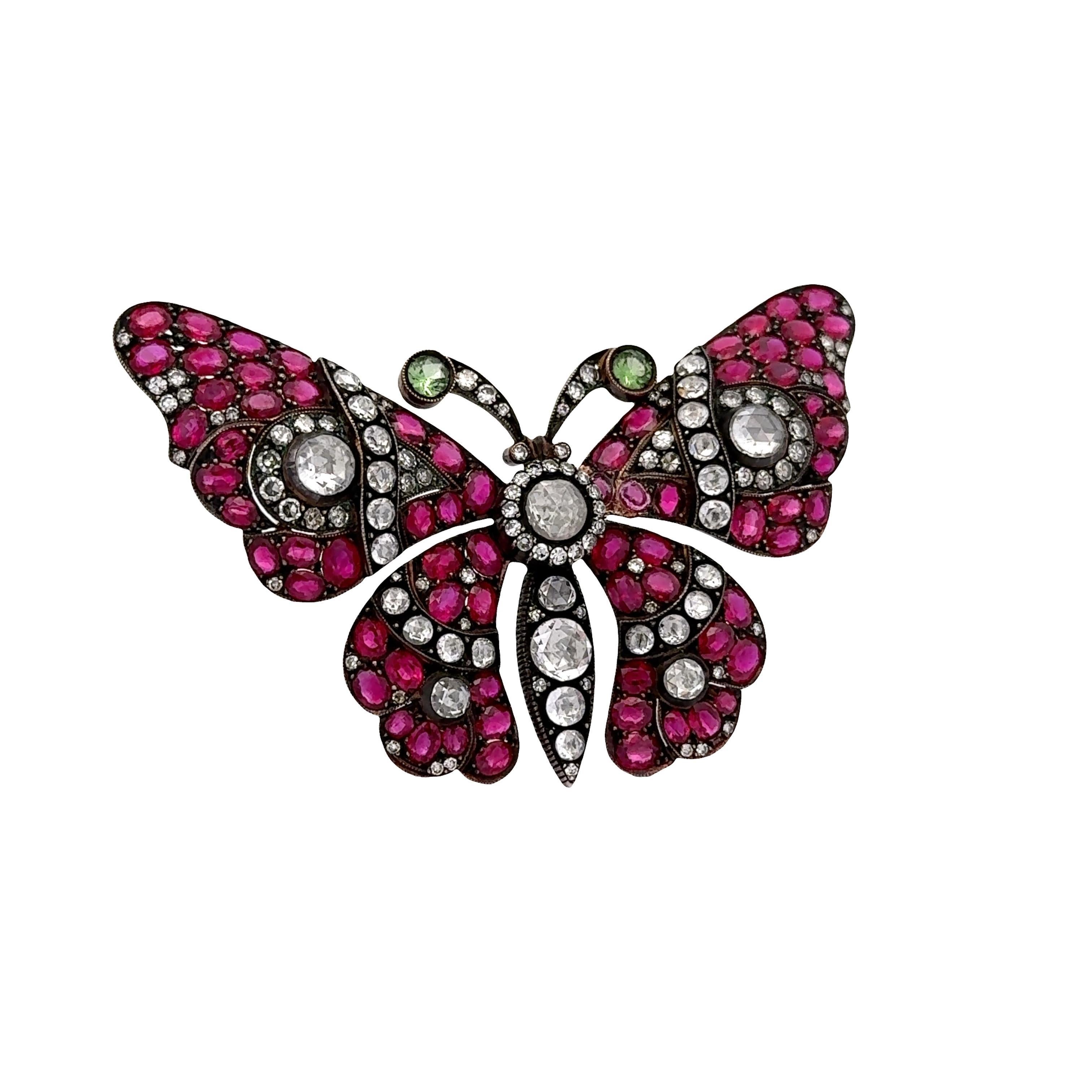 Eine exquisite antike Brosche, die einen königlichen Schmetterling darstellt, ist mit etwa 20 Karat Rubinen und Diamanten besetzt. Die Rubine haben alle eine leuchtende und intensive, lebhafte rote Farbe, die das Auge fasziniert und anspricht.