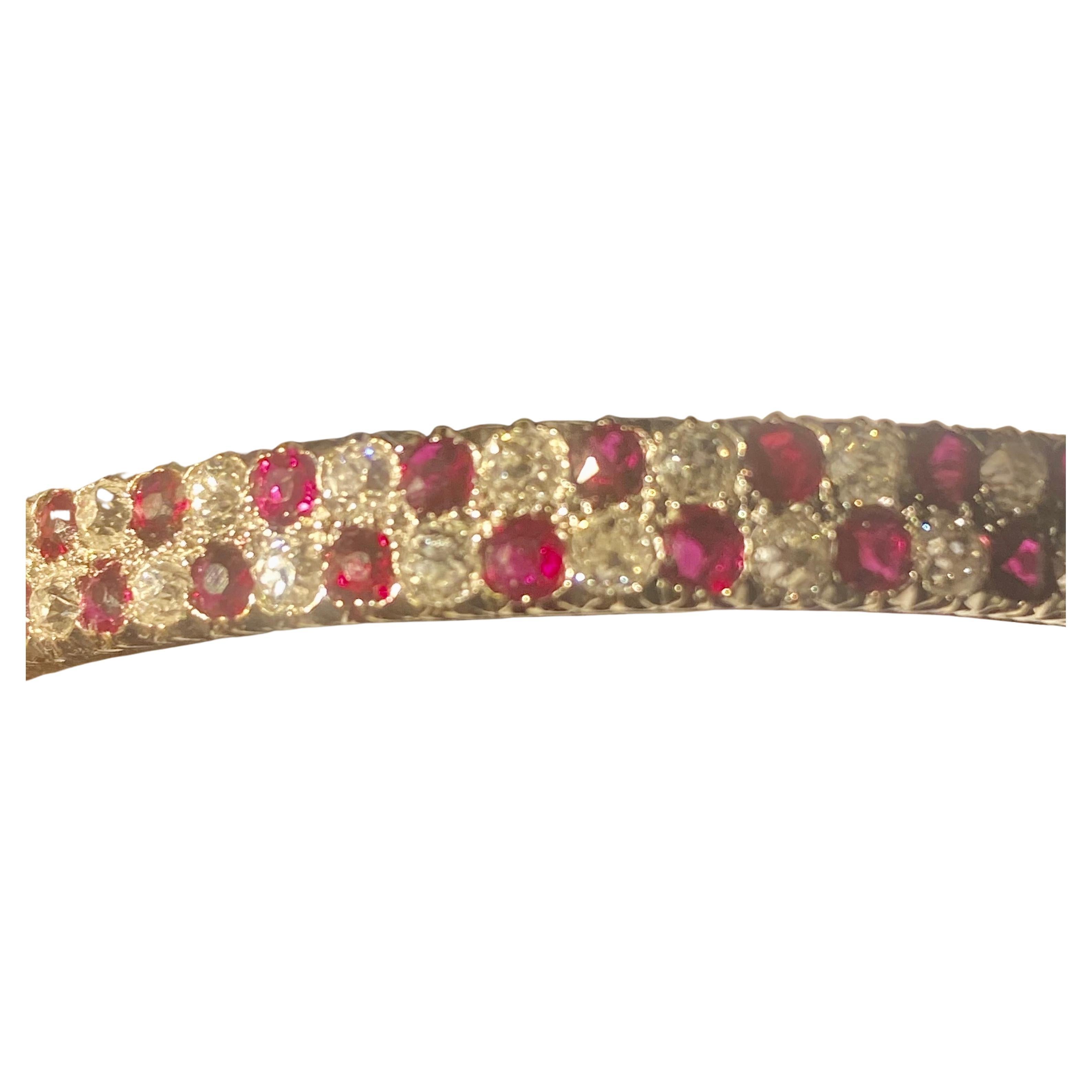 Bracelet jonc antique à charnières en or 18 carats avec rubis et diamants, c. 1900 en vente 1