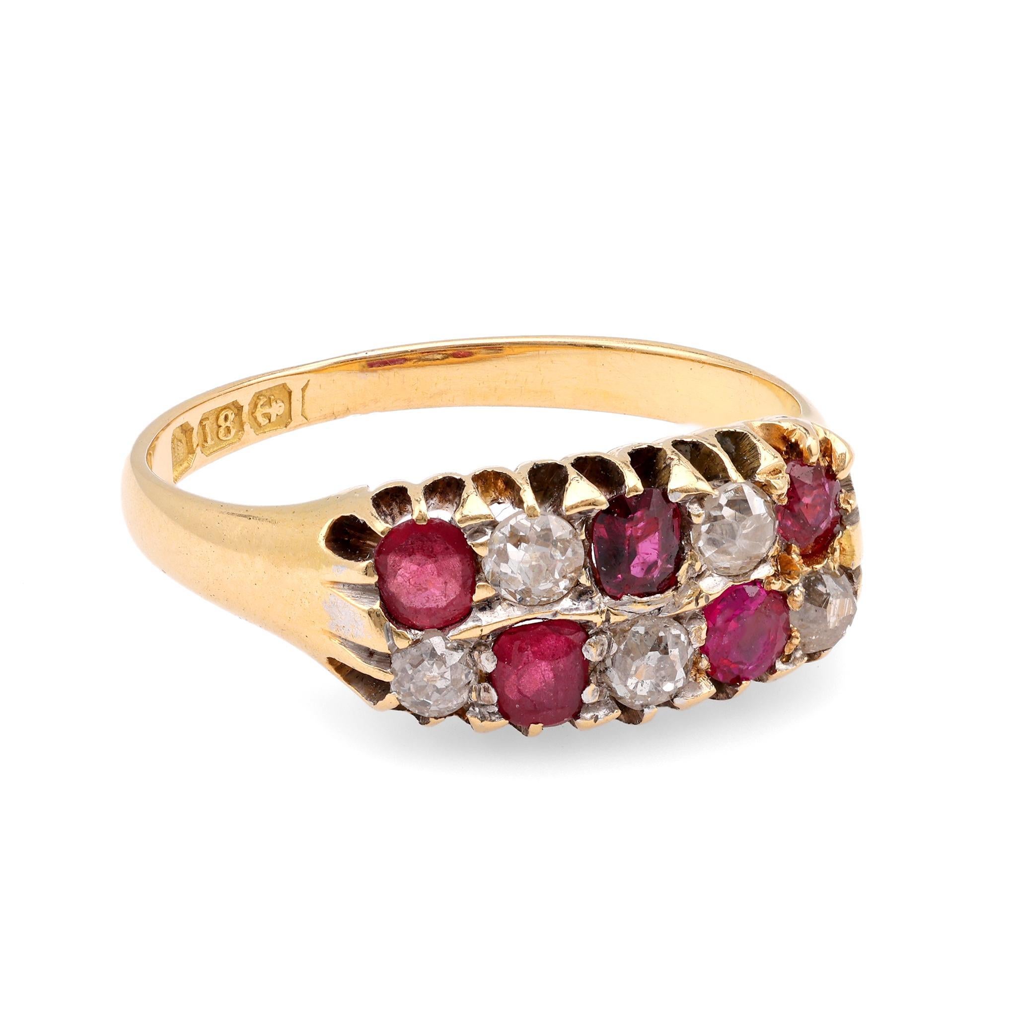 Antiker Schachbrettring mit Rubin und Diamant aus 18 Karat Gelbgold (Kissenschliff)