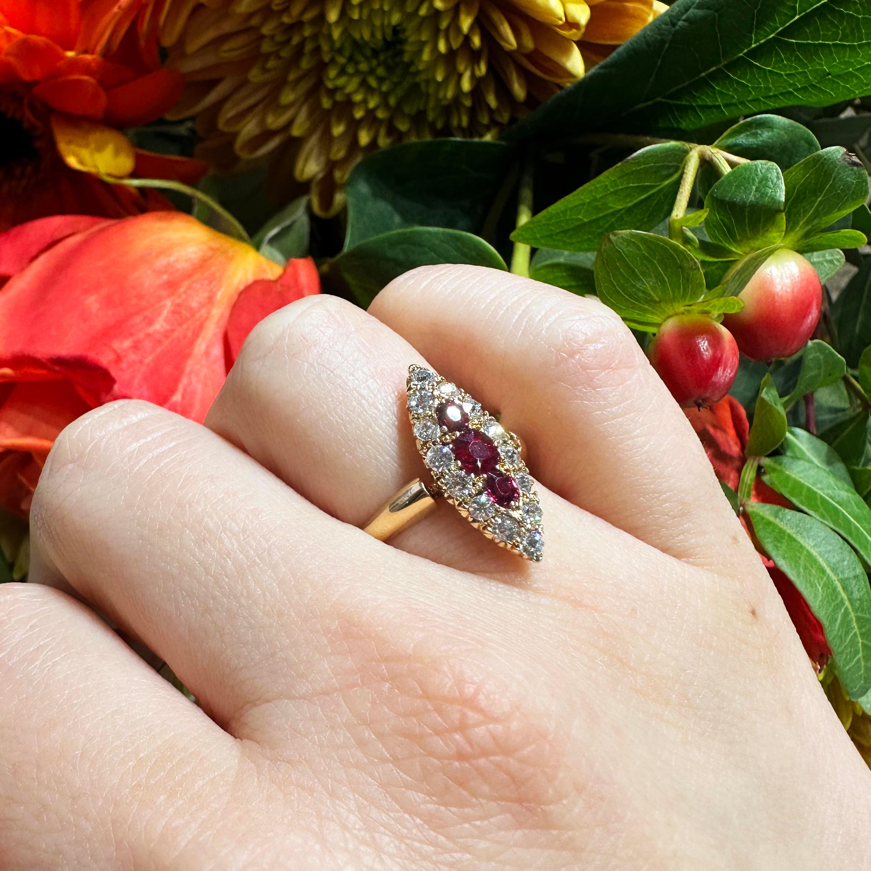 Taille ovale Bague ancienne en rubis, diamants et or en forme de navette, Chester 1901 en vente