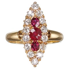 Bague grappe ancienne en forme de navette en rubis, diamants et or, Chester 1901