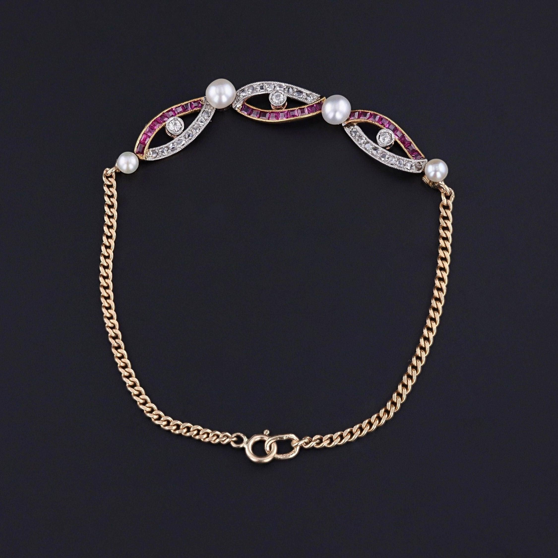 Bracelet ancien en rubis, diamants et perles : Transportez-vous au tournant du 20e siècle avec cet exquis bracelet ancien datant de 1900-1910, doté d'une hélice rehaussée de diamants taillés en rose et de rubis naturels en serti clos, entrecoupés de