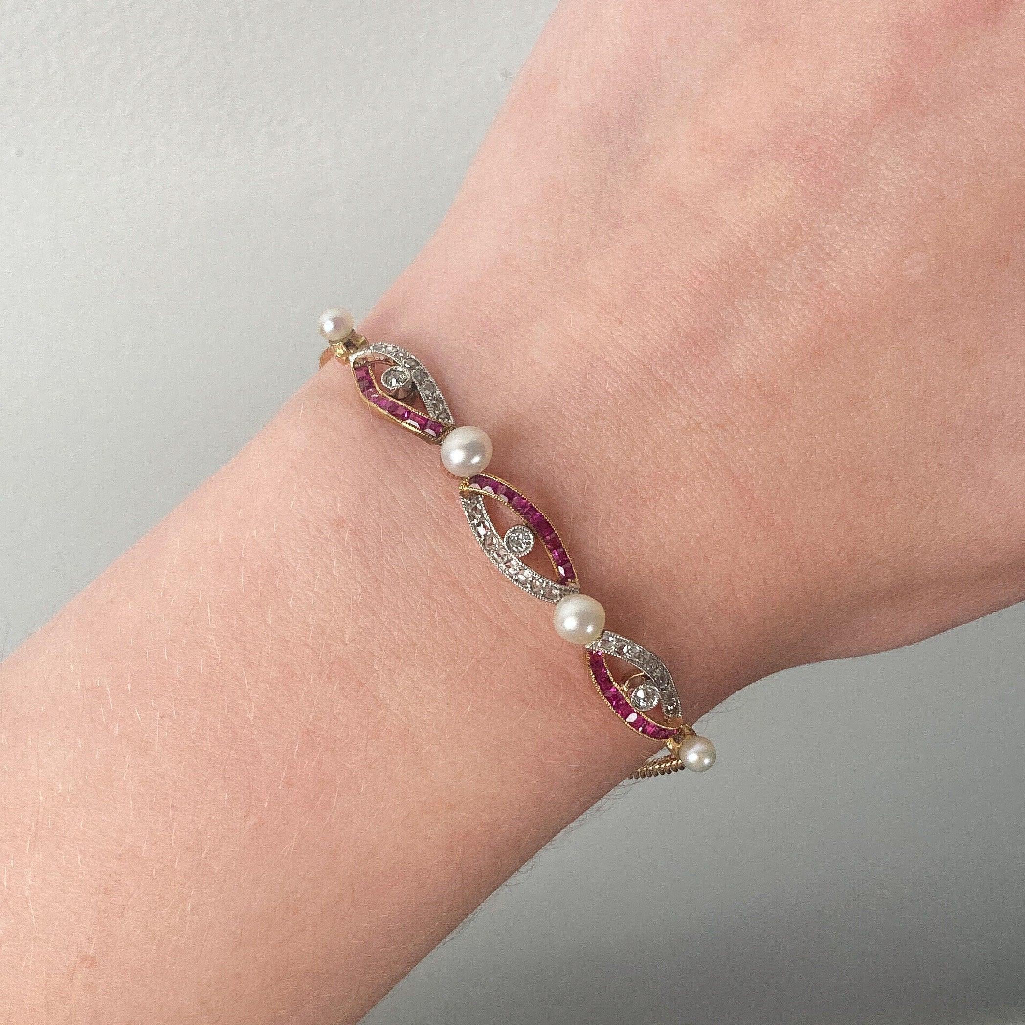Bracelet ancien en or 14k avec rubis, diamants et perles Bon état - En vente à Lewisburg, PA
