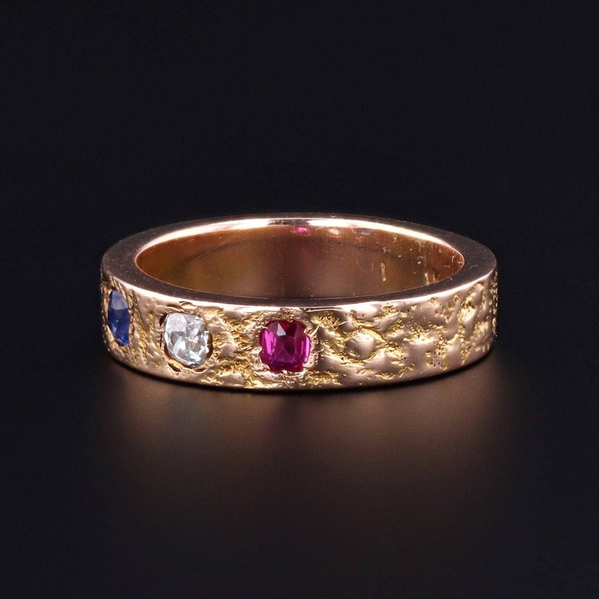Un bracelet texturé intemporel avec des pierres précieuses patriotiques rouges, 