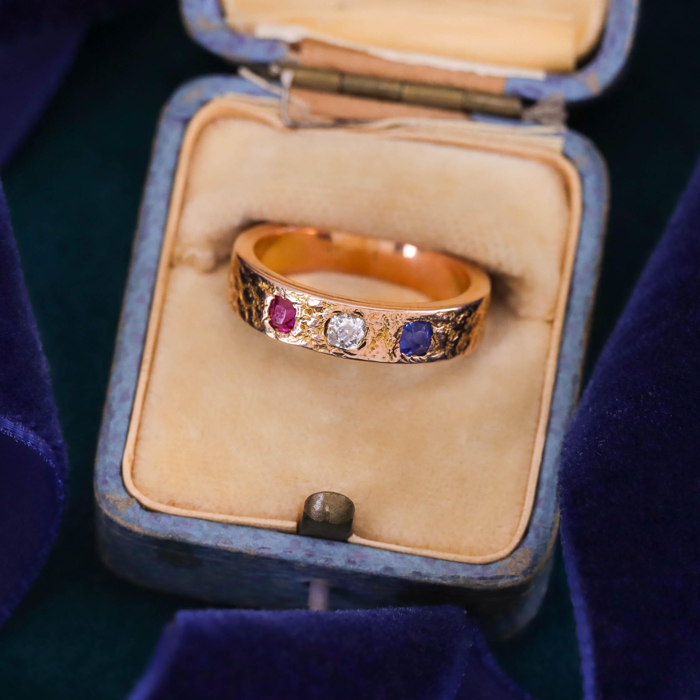 Bague ancienne en or 14k avec rubis, diamants et saphirs en vente 1