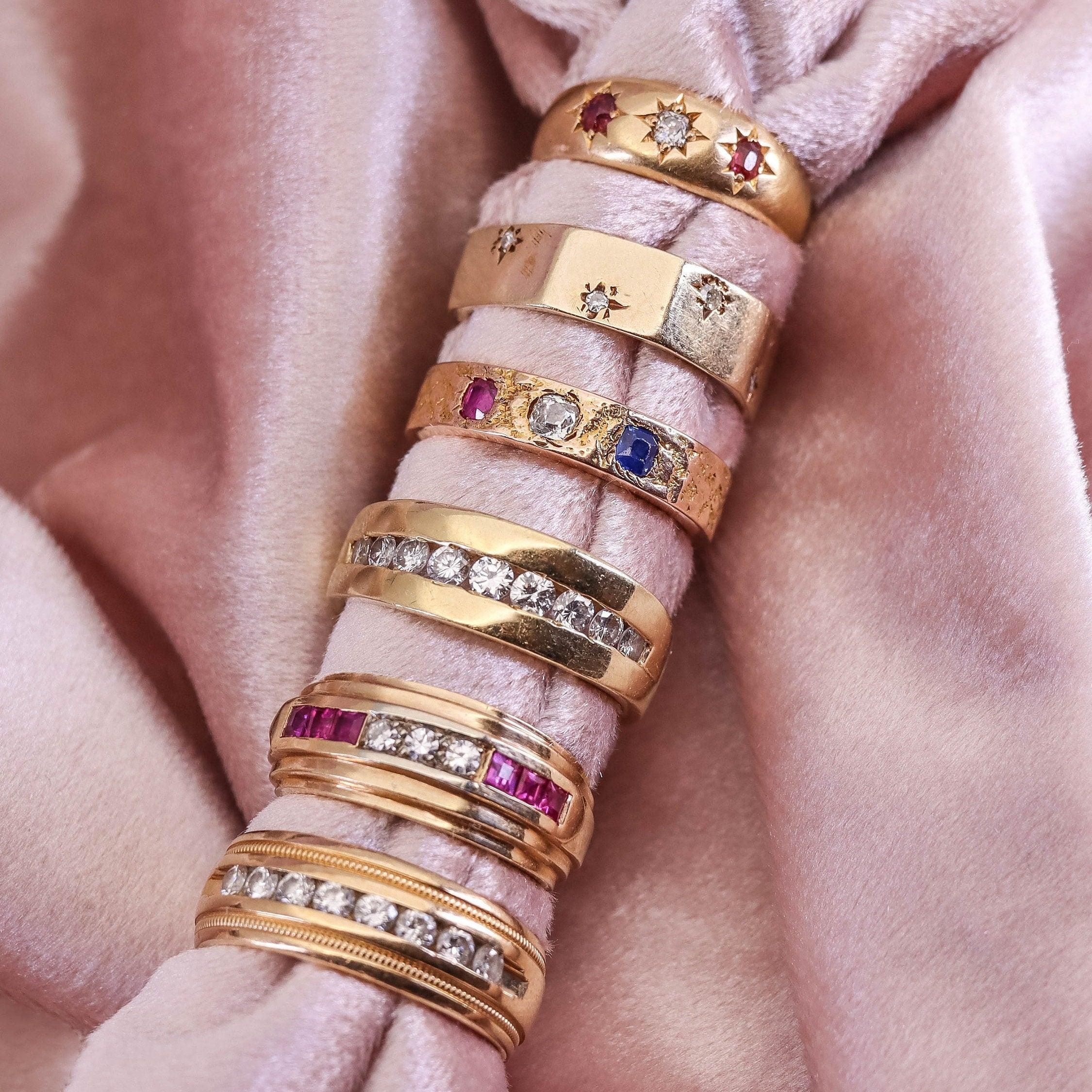 Bague ancienne en or 14k avec rubis, diamants et saphirs en vente 2
