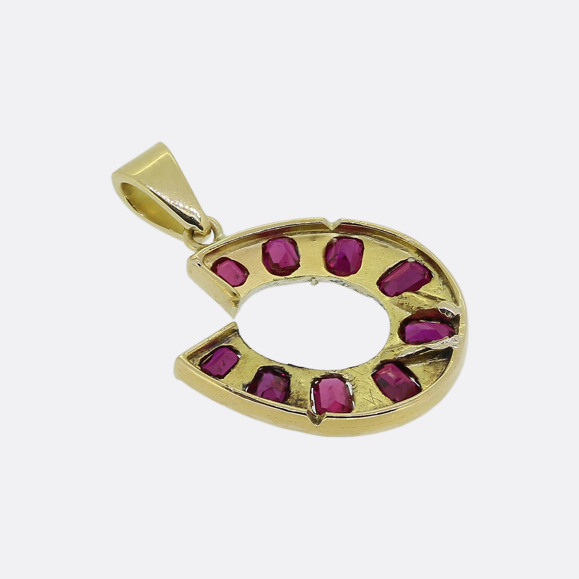 Antique Ruby Diamond Horseshoe Pendant Corte cojín antiguo en venta