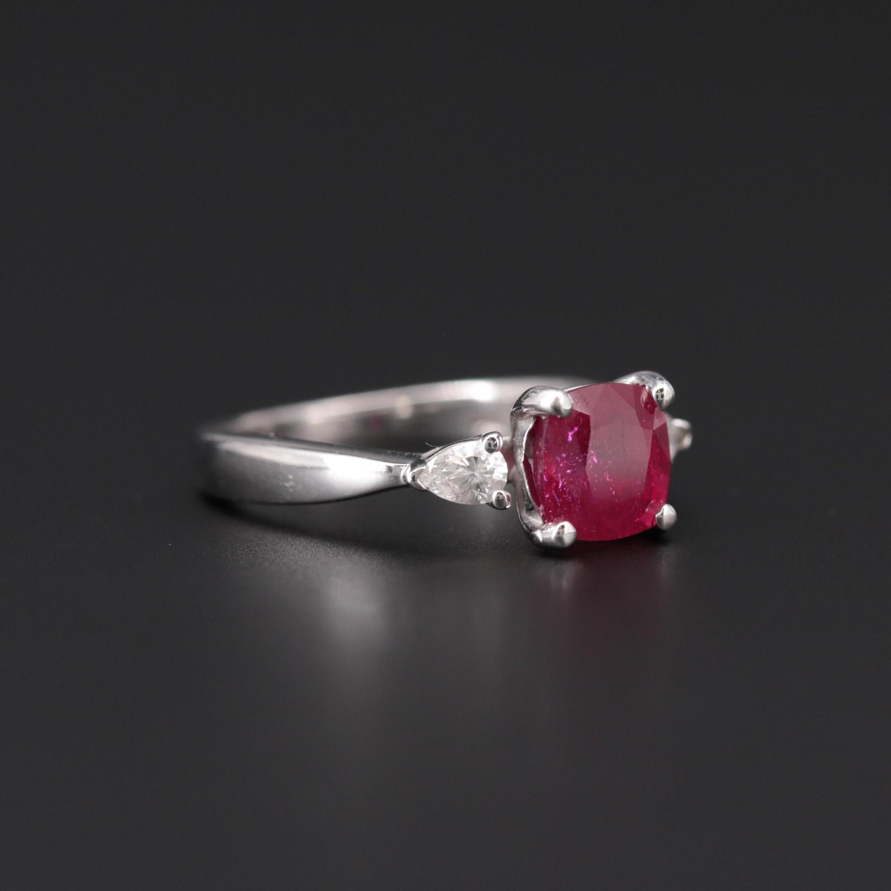 Im Angebot: Moderner 2 Karat natürlicher Cushion Cut Rubin Diamant Verlobungsring im minimalistischen Stil () 2