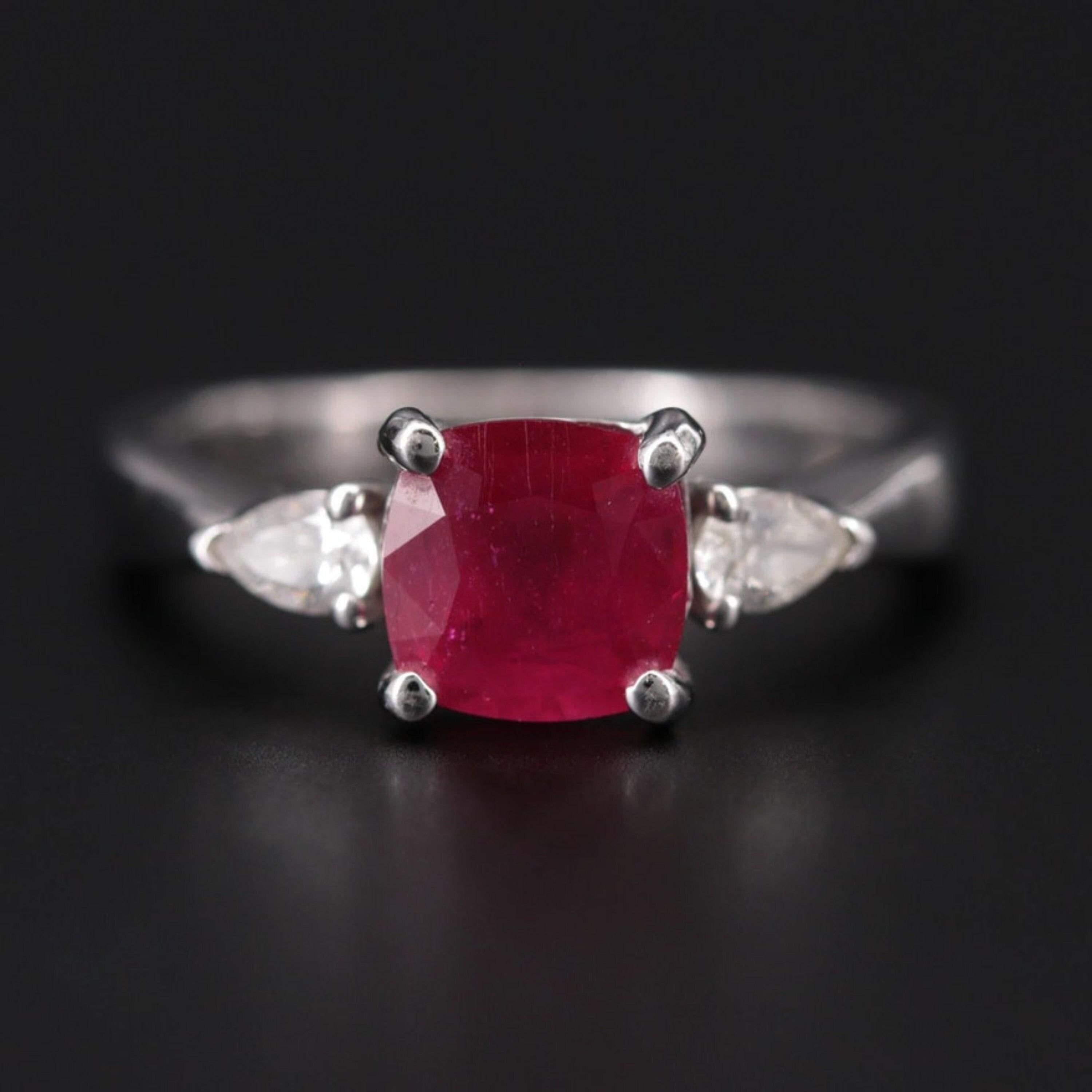 Im Angebot: Moderner 2 Karat natürlicher Cushion Cut Rubin Diamant Verlobungsring im minimalistischen Stil () 3