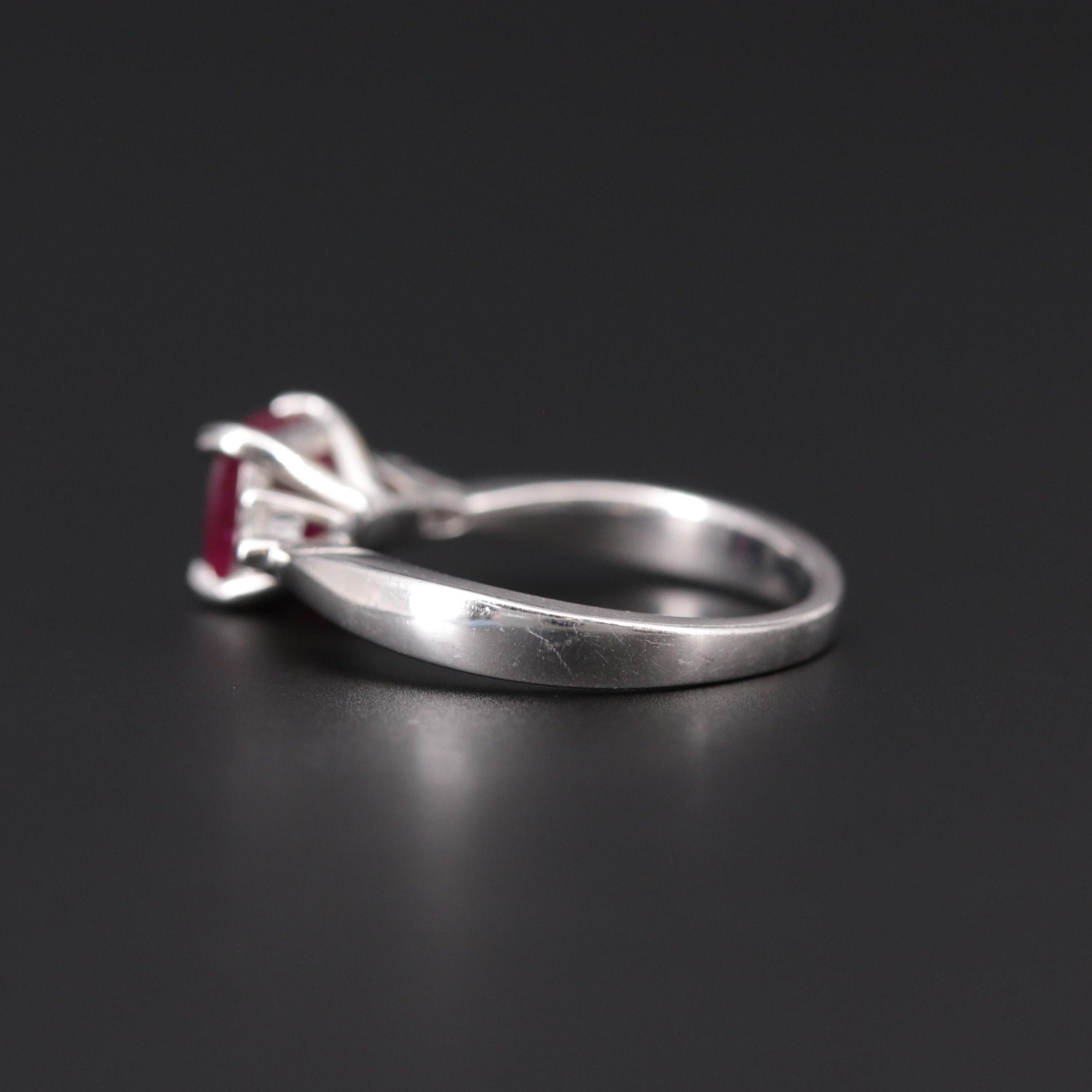 Im Angebot: Moderner 2 Karat natürlicher Cushion Cut Rubin Diamant Verlobungsring im minimalistischen Stil () 4