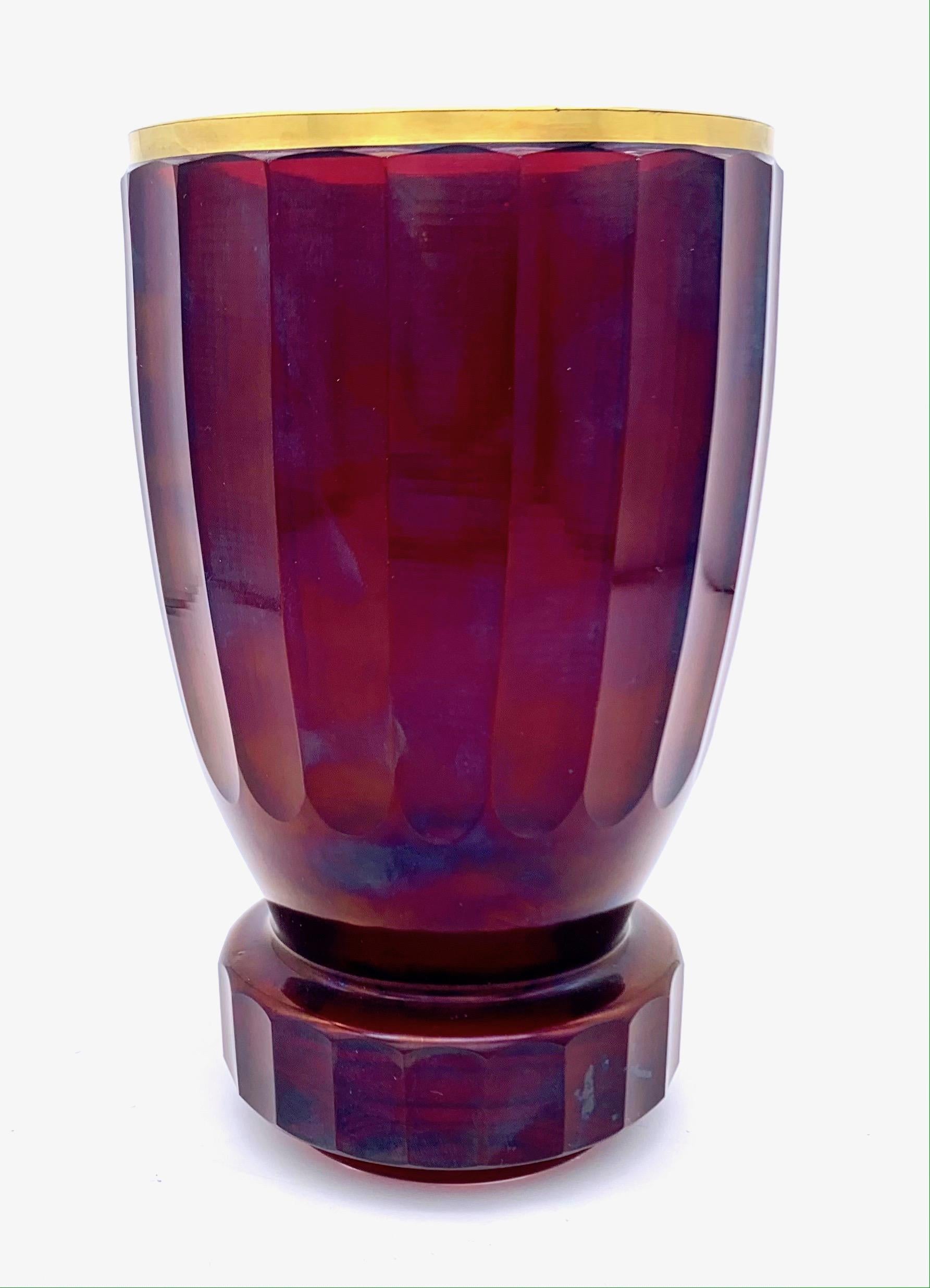 Belle Époque Gobelet ancien en verre à facettes rubis avec bord doré en vente