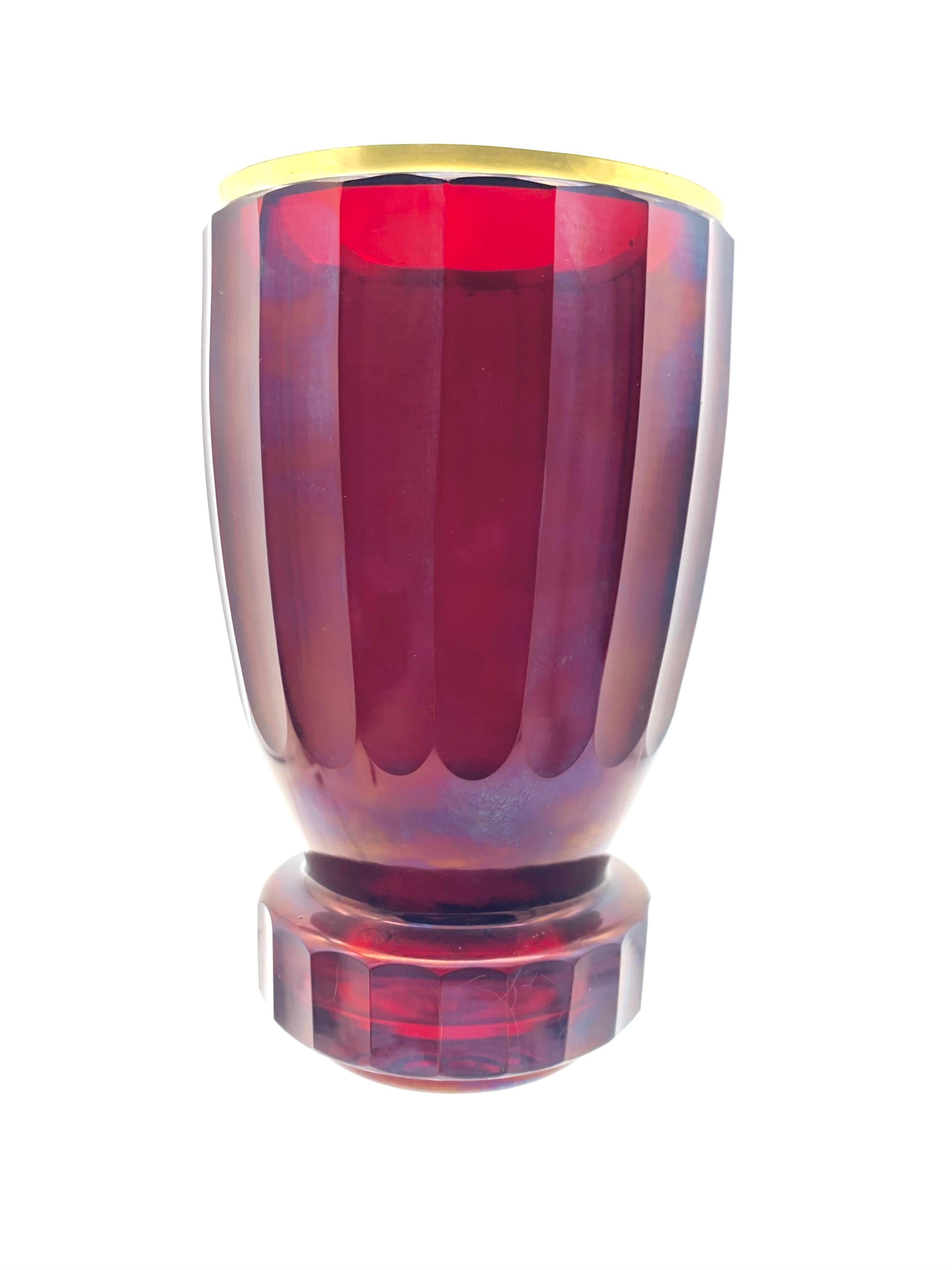 Verre Gobelet ancien en verre à facettes rubis avec bord doré en vente