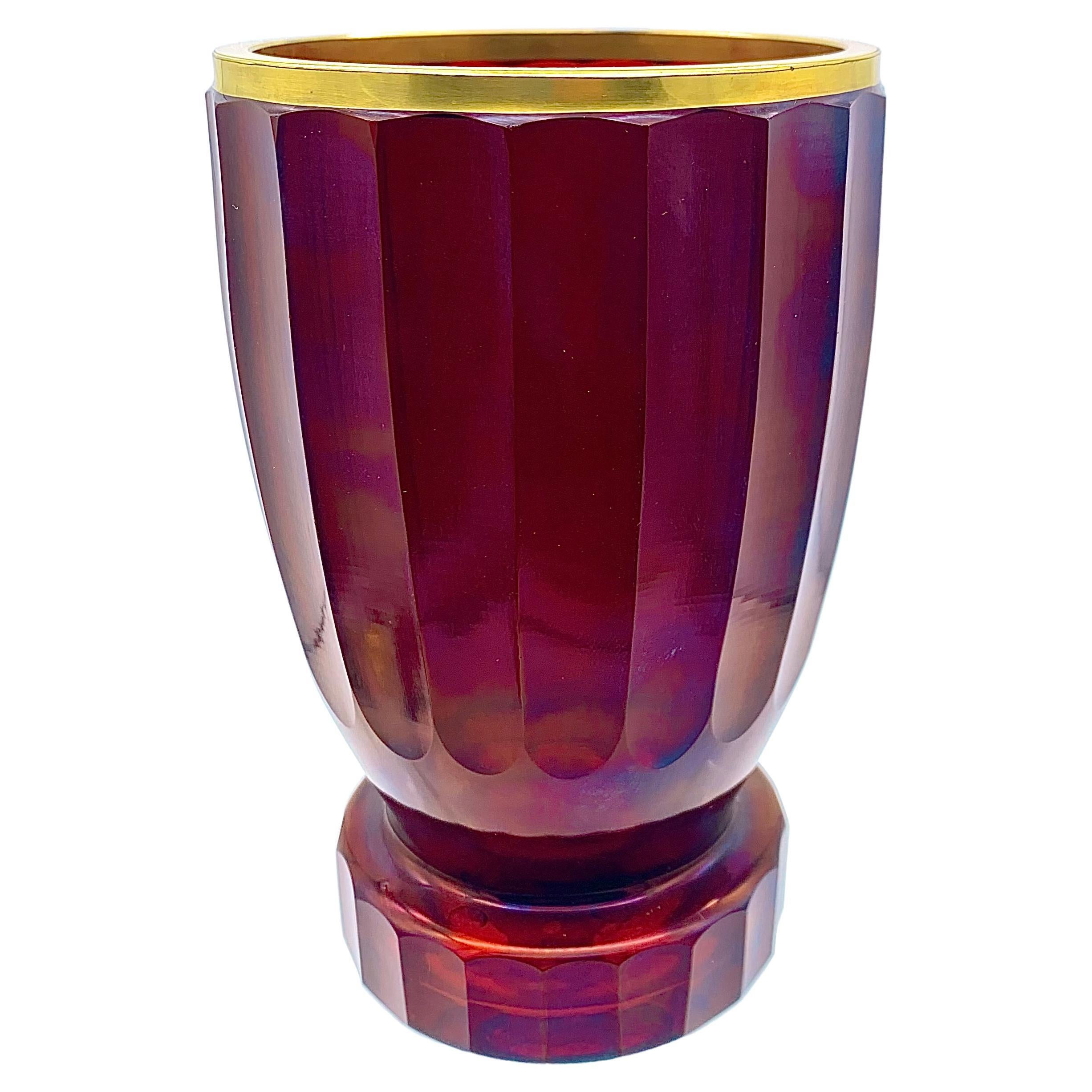 Antico bicchiere di vetro sfaccettato color rubino con bordo dorato