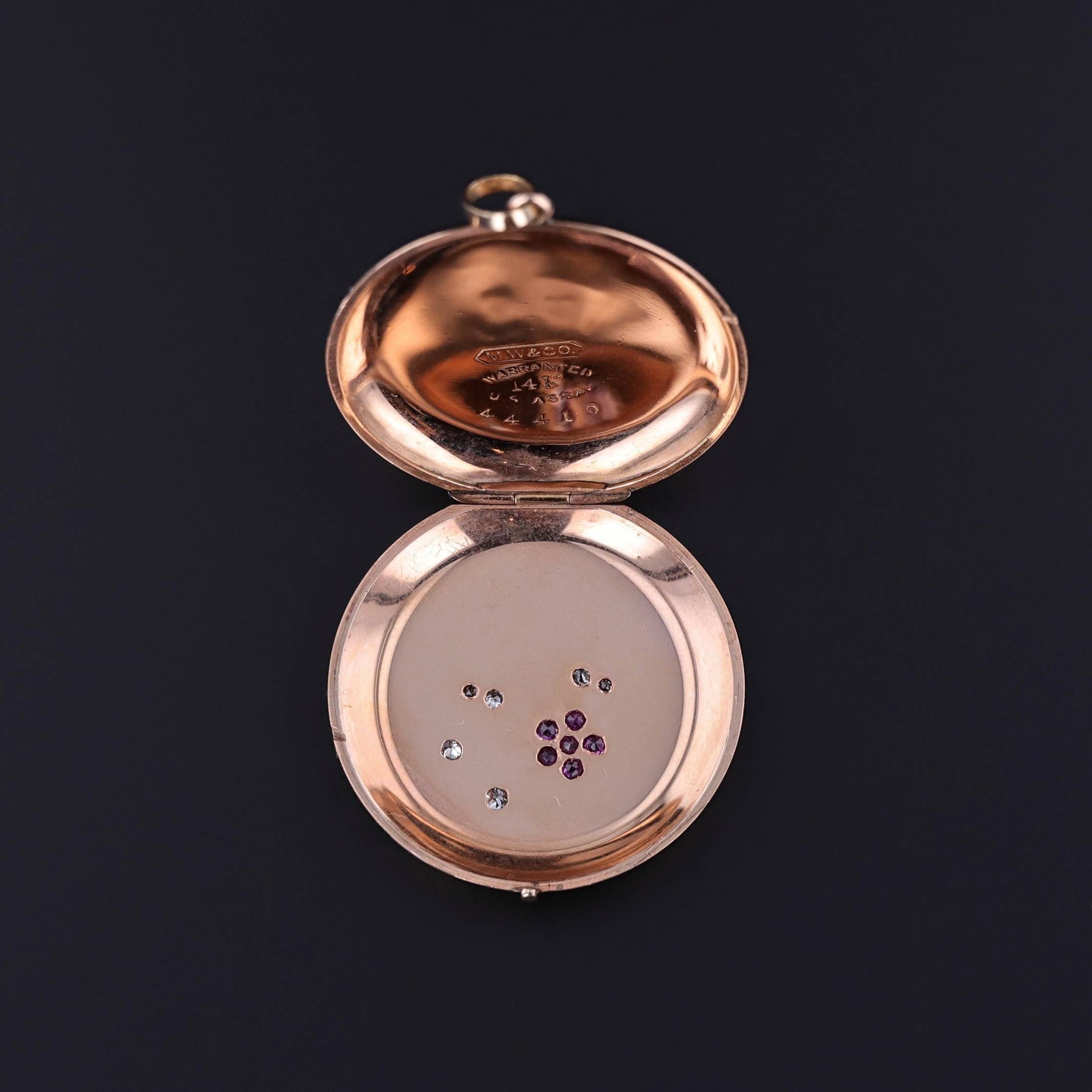 Médaillon à fleurs ancien : Ce médaillon ancien (vers 1900-1915) présente une fleur en rubis rehaussée de six diamants et sertie dans de l'or rose 14k. L'intérieur porte la marque du fabricant 