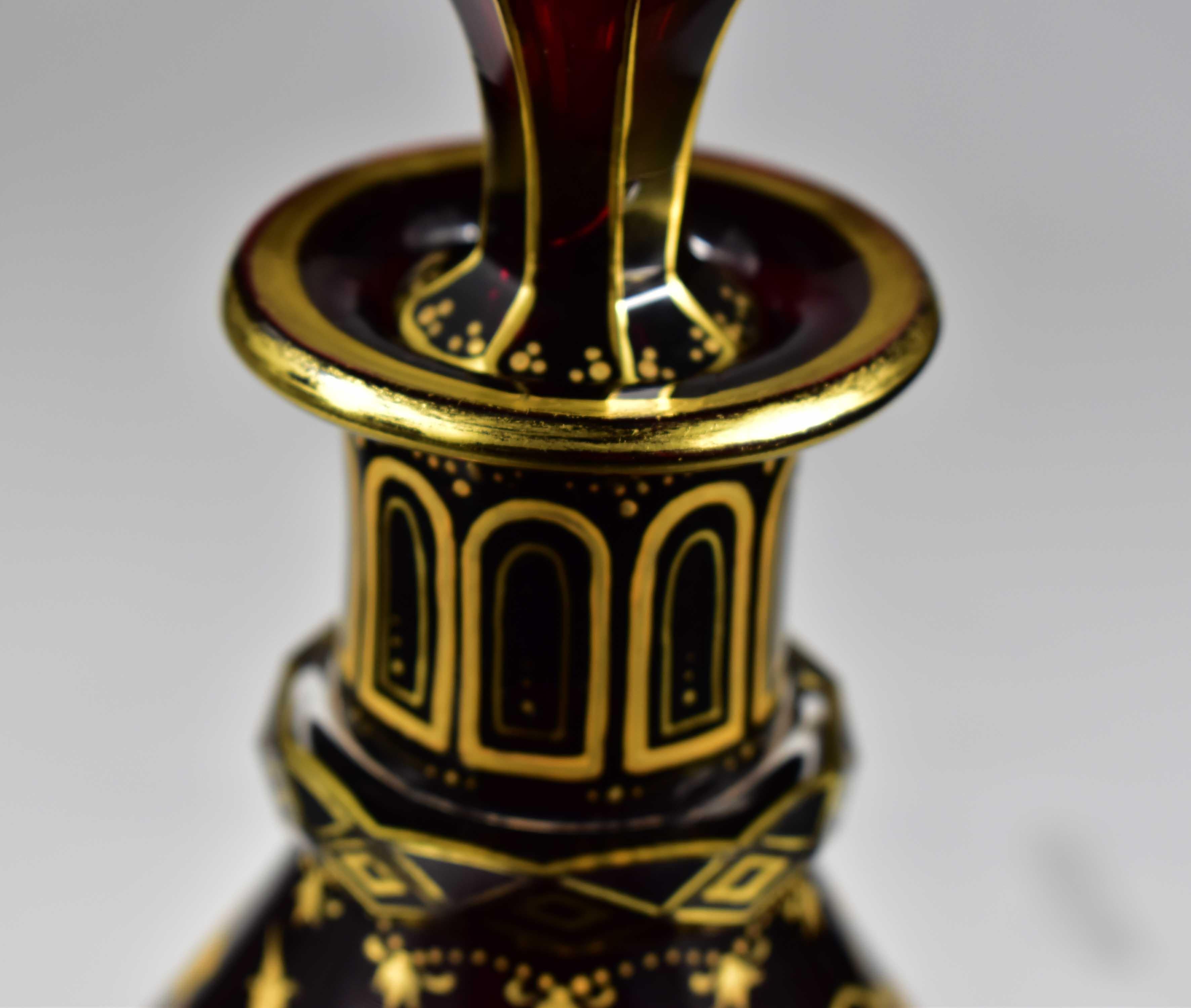 Antiguo Decantador de Vidrio Rubí - Pintado Dorado Siglo XIX en venta 4