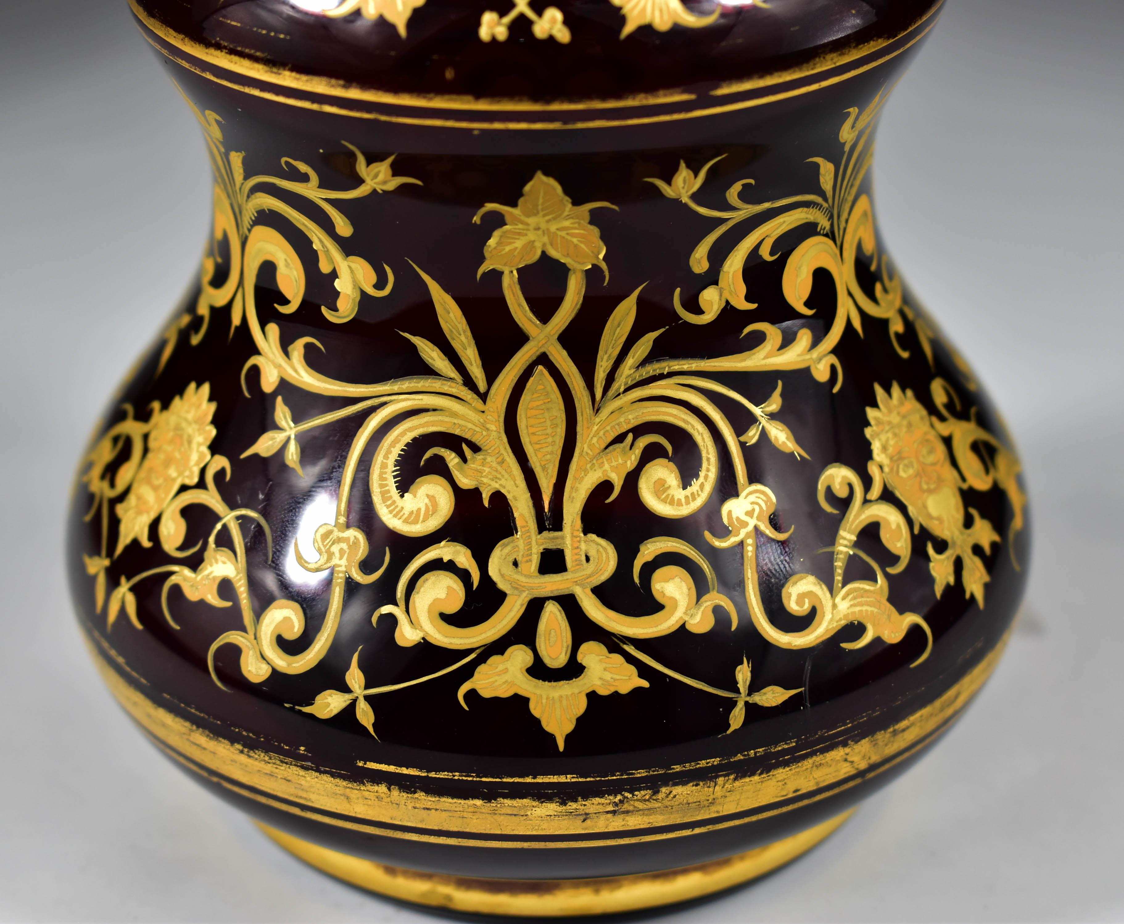 Antiguo Decantador de Vidrio Rubí - Pintado Dorado Siglo XIX en venta 7