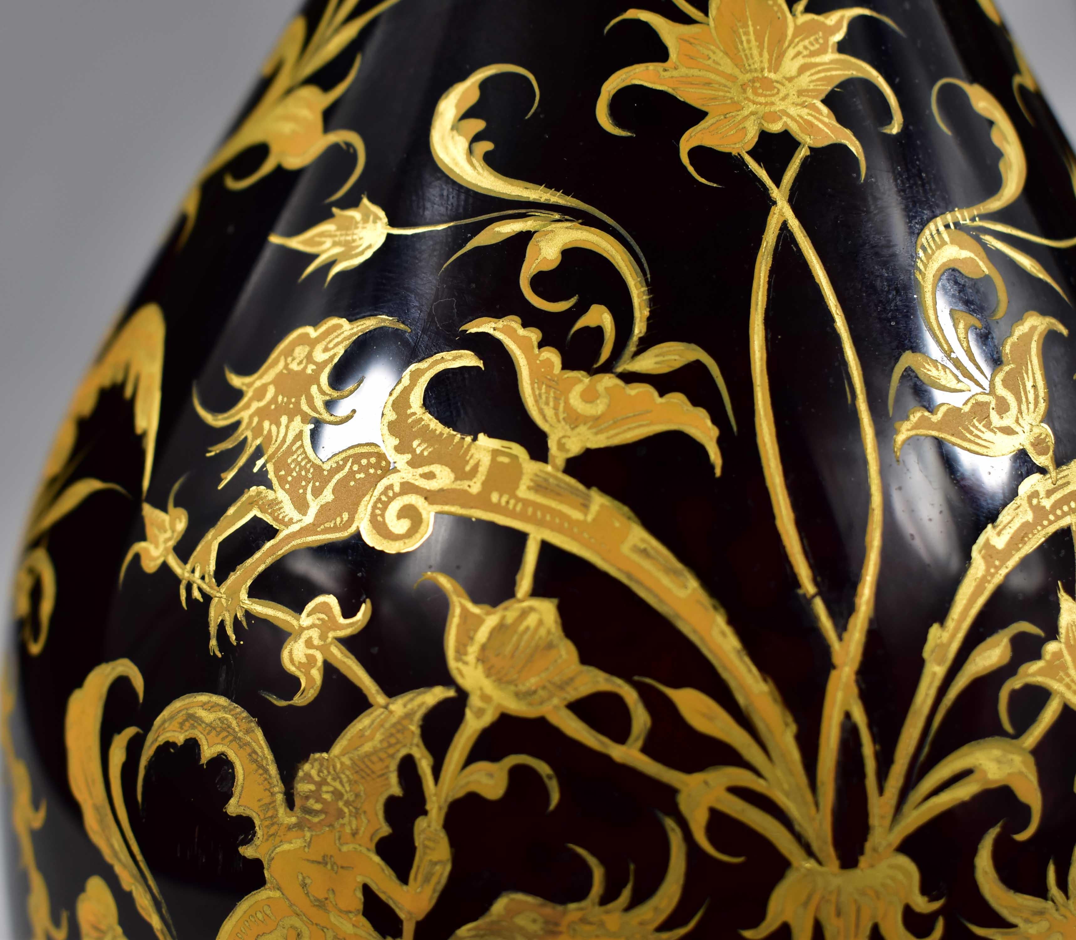 Antiguo Decantador de Vidrio Rubí - Pintado Dorado Siglo XIX en venta 11