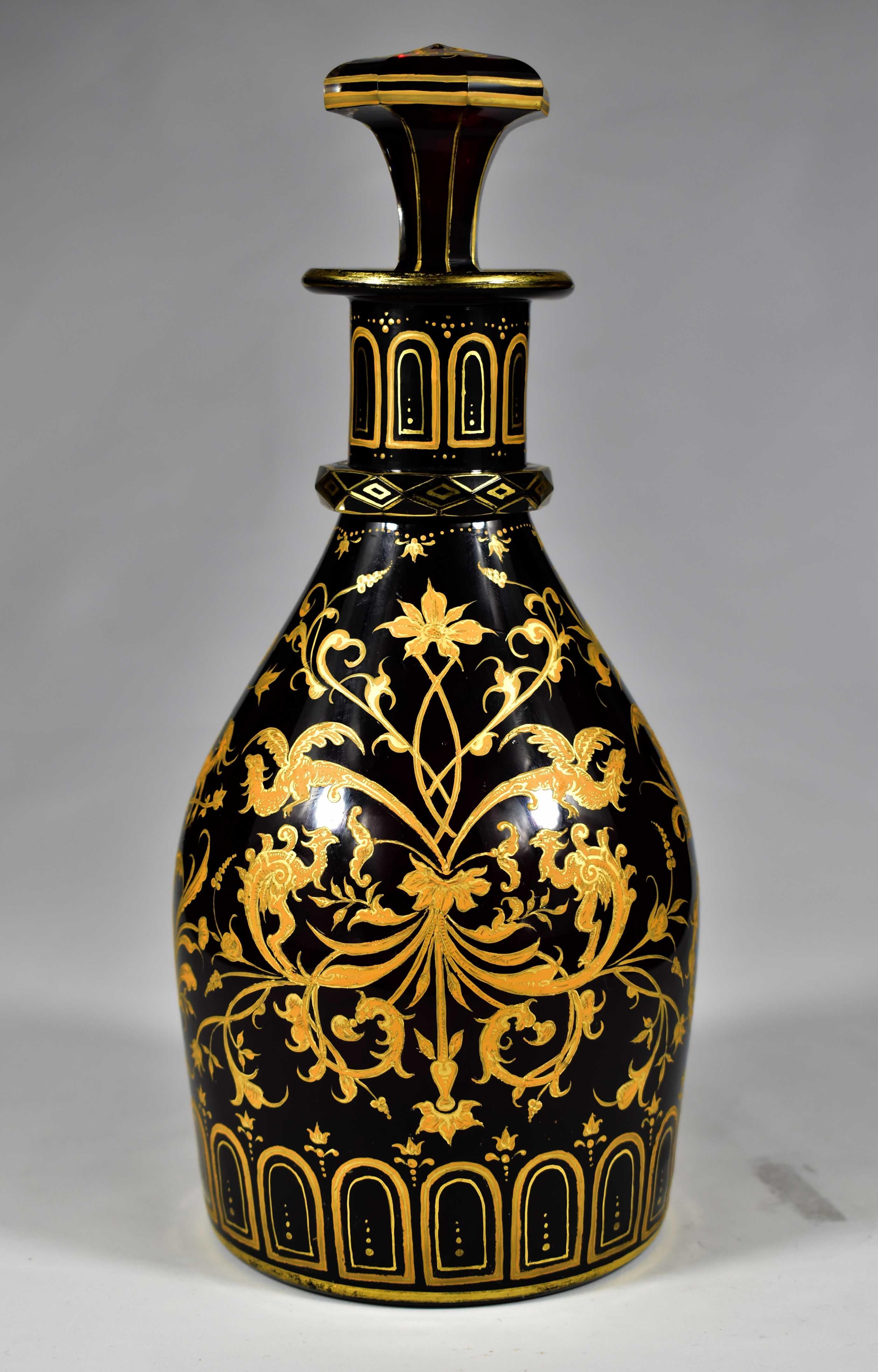 Preciosa jarra antigua de vidrio rubí del siglo XIX, La jarra tiene un núcleo de rubí recubierto de vidrio transparente, Decorada con una pintura ocre mate que está dorada, La pintura es ornamental, complementada con decoración vegetal con escenas