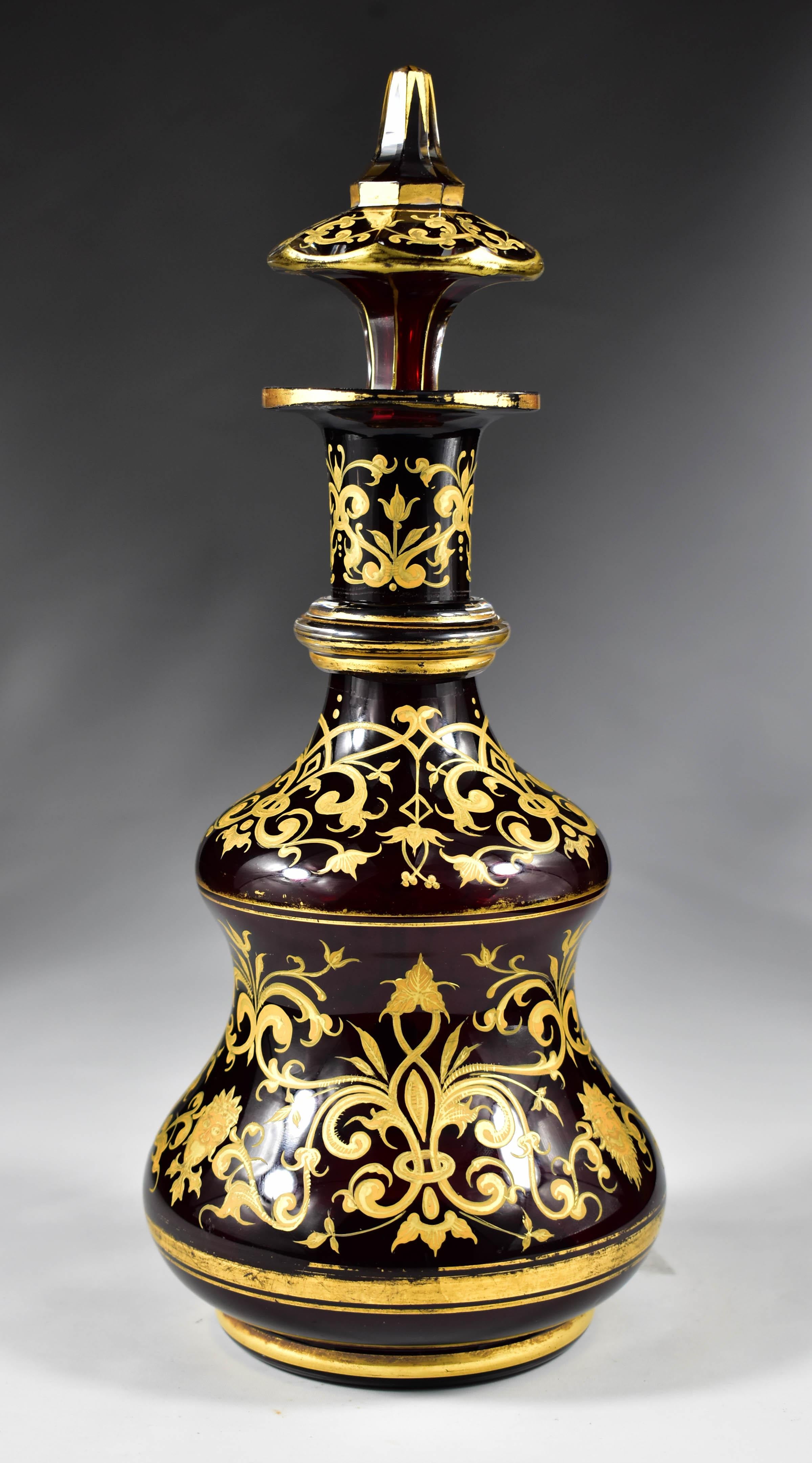 Antiguo Decantador de Vidrio Rubí - Pintado Dorado Siglo XIX Biedermeier en venta