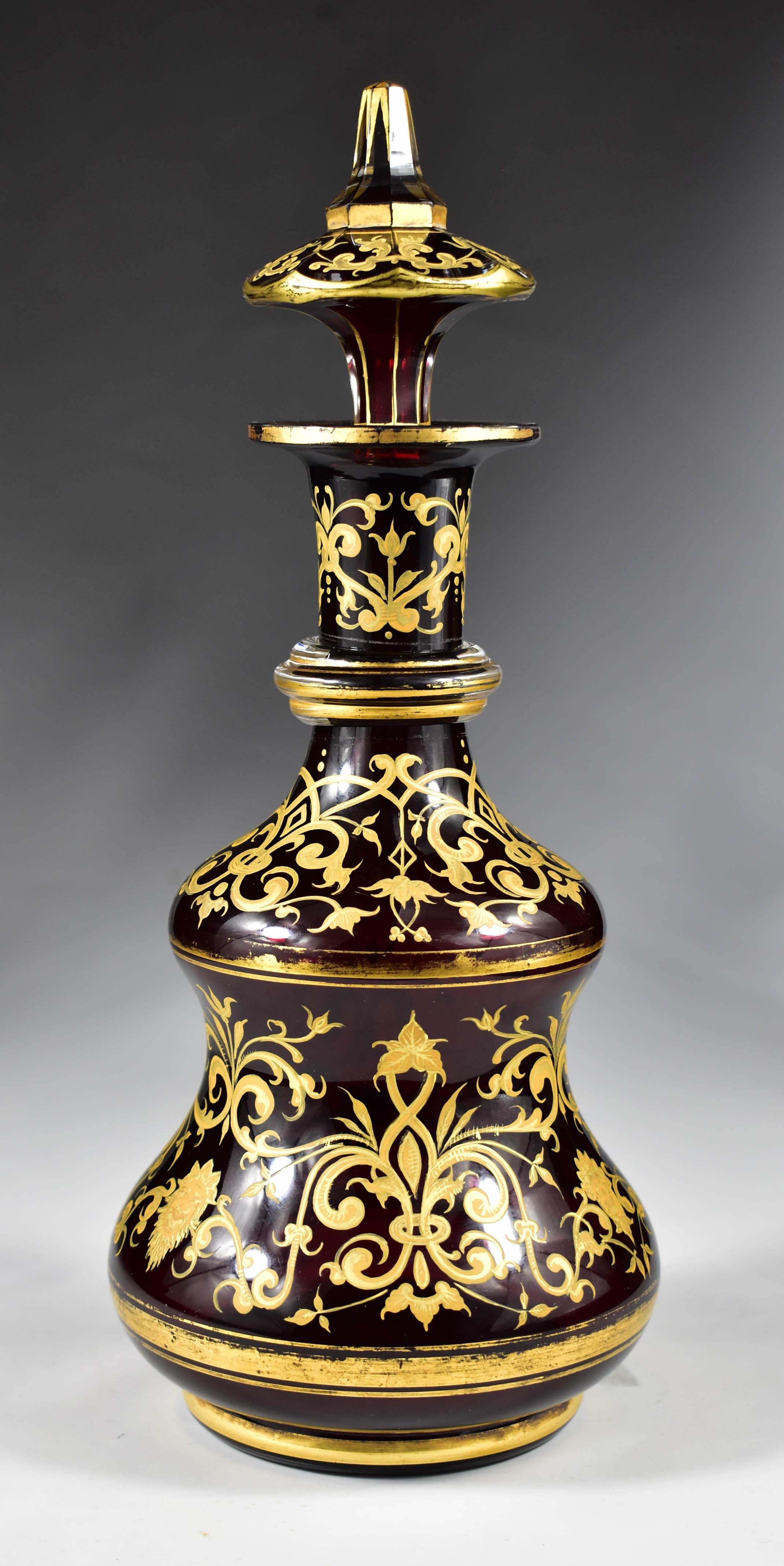 Antiguo Decantador de Vidrio Rubí - Pintado Dorado Siglo XIX en Bueno estado para la venta en Nový Bor, CZ