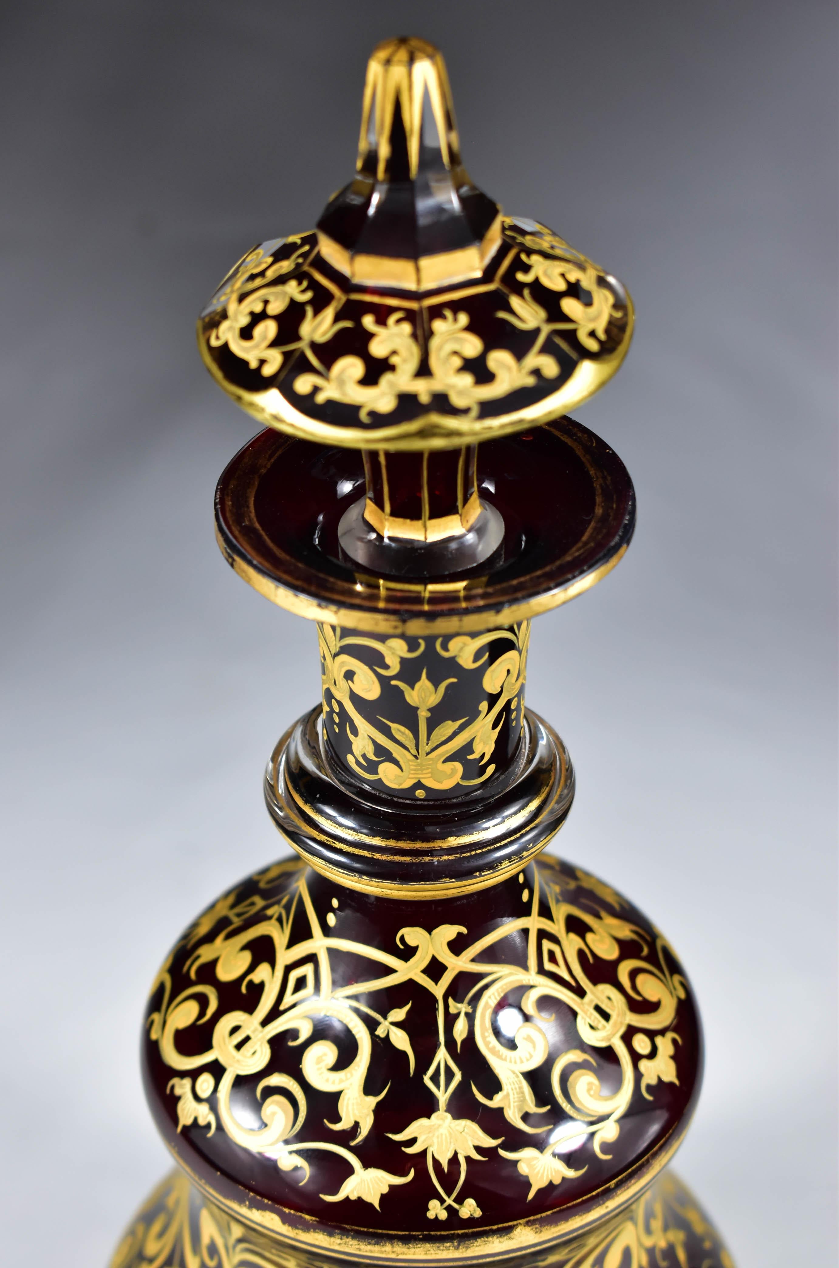 Antiguo Decantador de Vidrio Rubí - Pintado Dorado Siglo XIX en venta 1