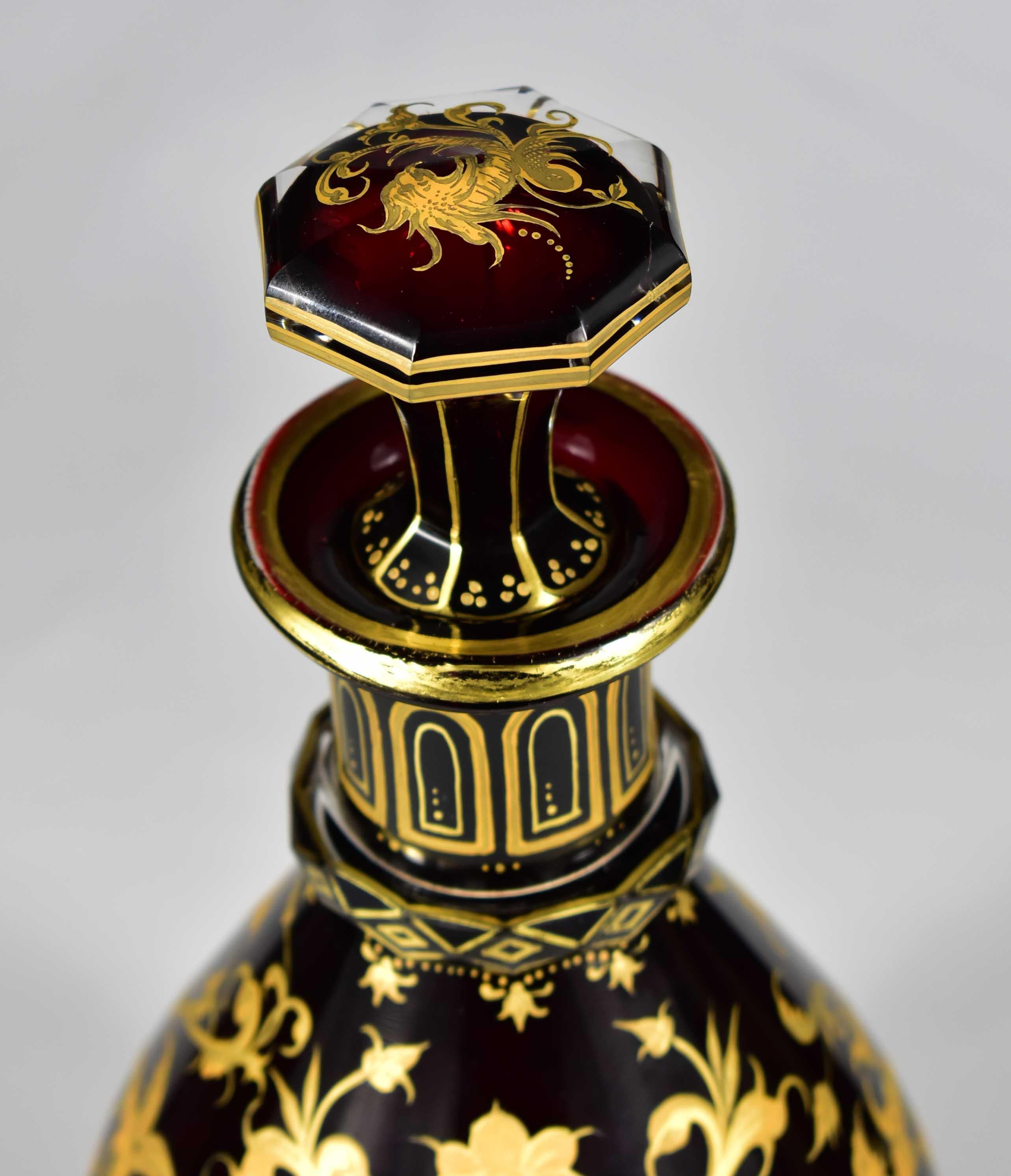 Antiguo Decantador de Vidrio Rubí - Pintado Dorado Siglo XIX en venta 2